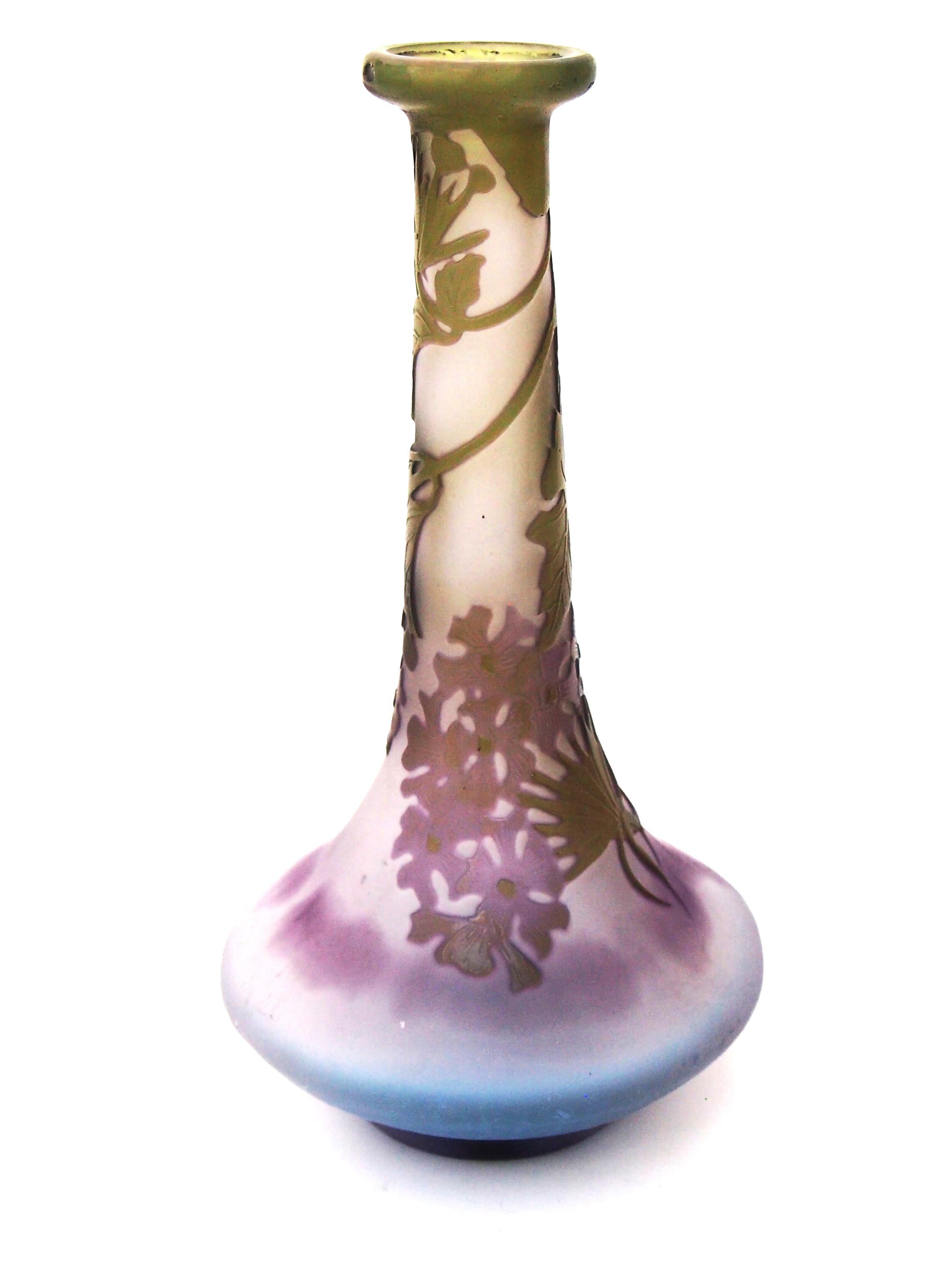 Kleine französische Jugendstil Emile Galle Cameo Glas Eisenkraut Blüte Vase c1908 im Zustand „Gut“ im Angebot in Worcester Park, GB