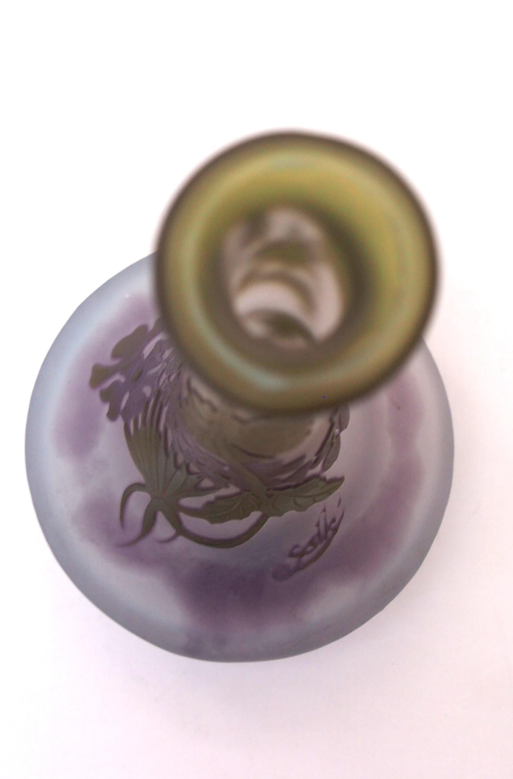 Kleine französische Jugendstil Emile Galle Cameo Glas Eisenkraut Blüte Vase c1908 (Glaskunst) im Angebot