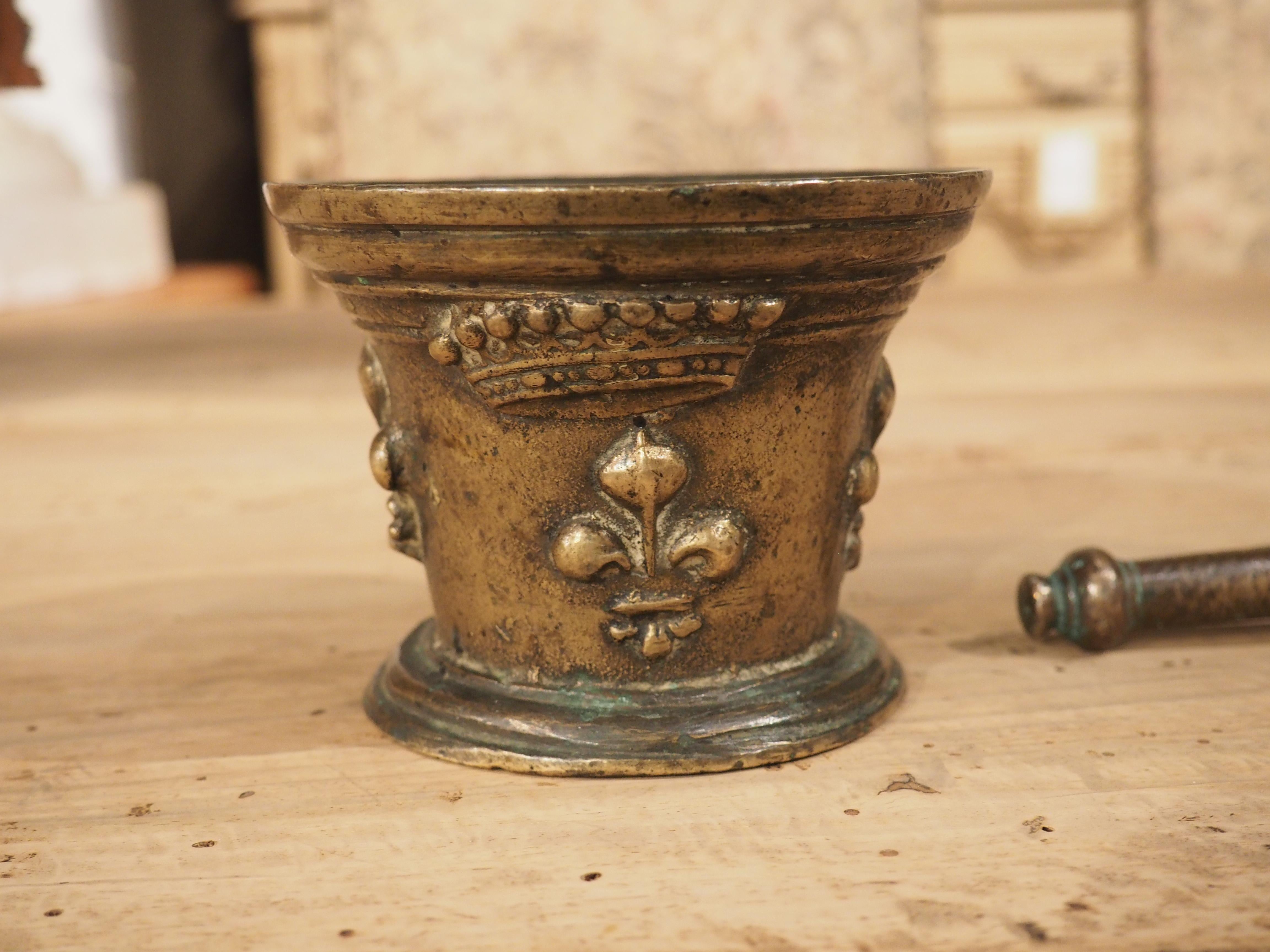 Petit mortier et pilon en bronze français avec fleur de lys et couronne, vers 1700 Bon état - En vente à Dallas, TX