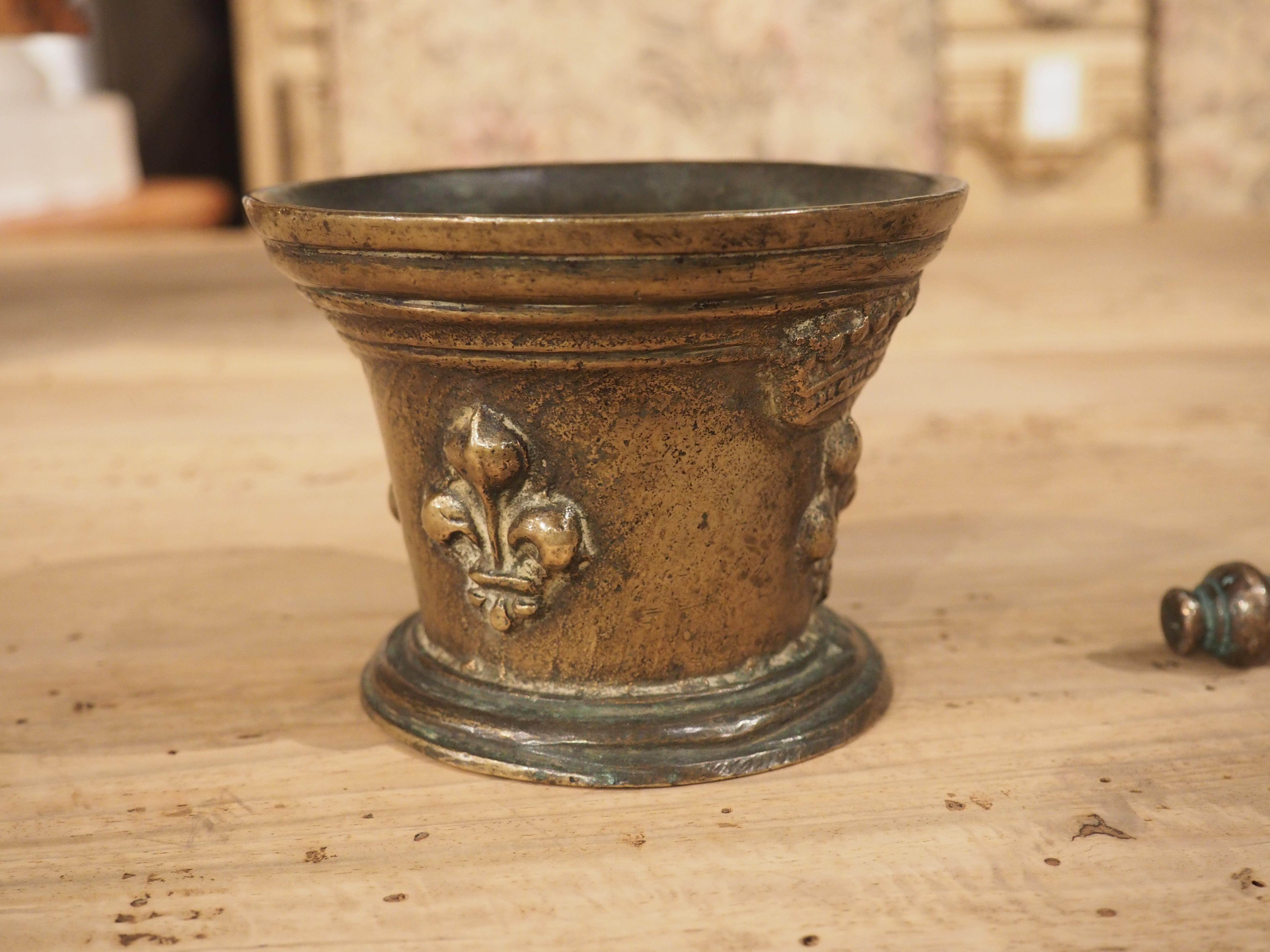 Début du XVIIIe siècle Petit mortier et pilon en bronze français avec fleur de lys et couronne, vers 1700 en vente
