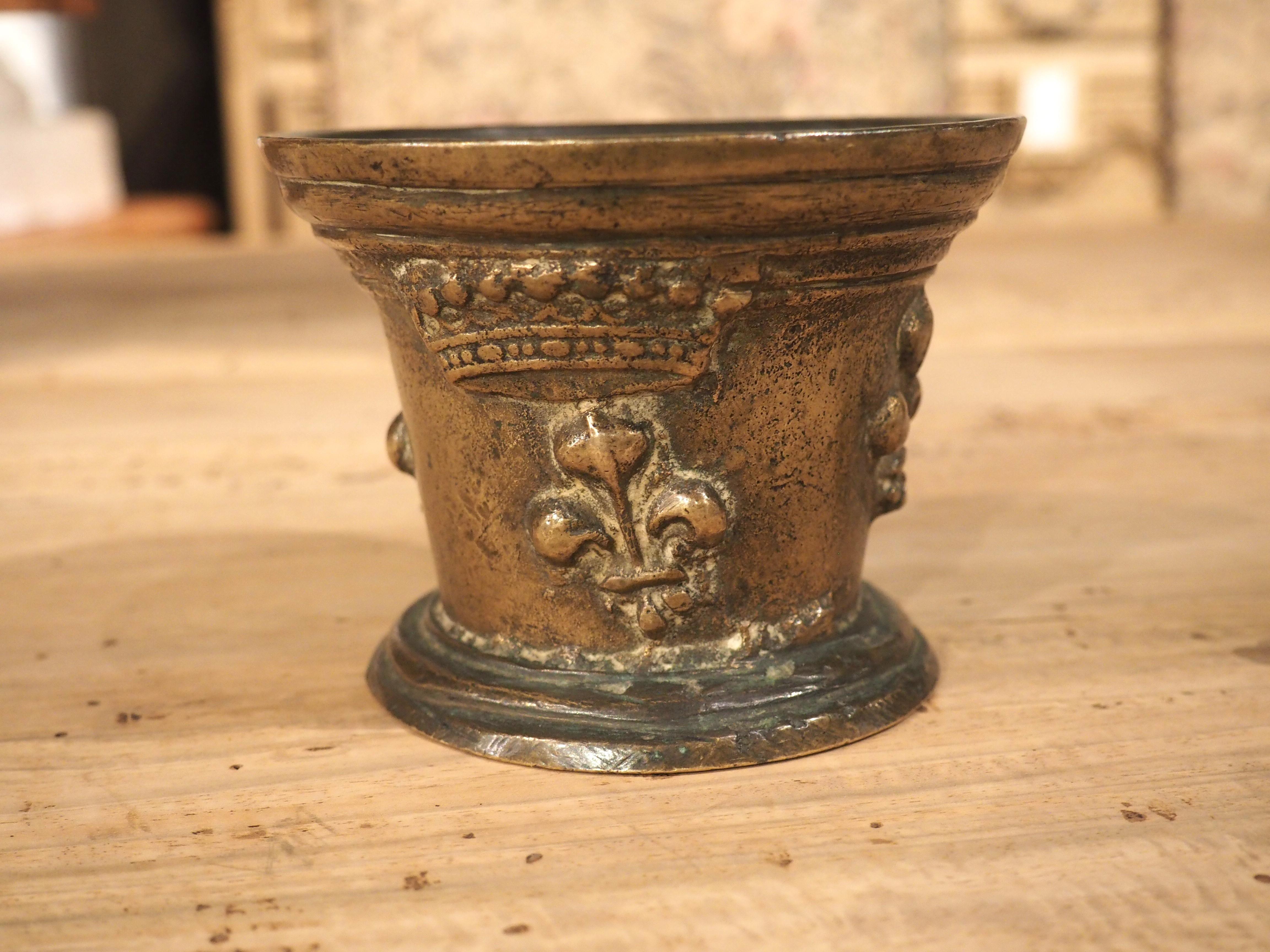 Bronze Petit mortier et pilon en bronze français avec fleur de lys et couronne, vers 1700 en vente
