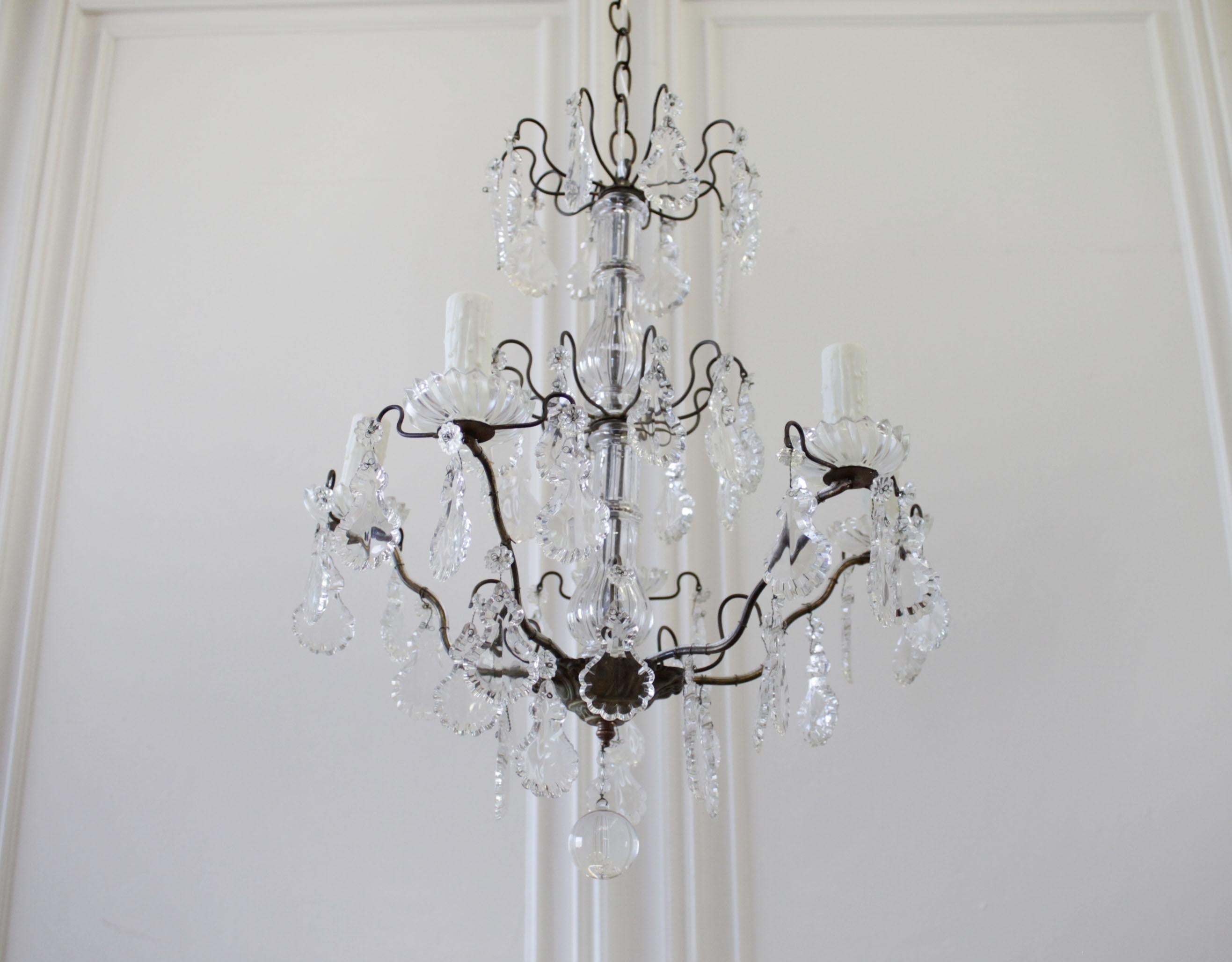 Small French bronze style chandelier with crystals
New wiring. Measures: 20