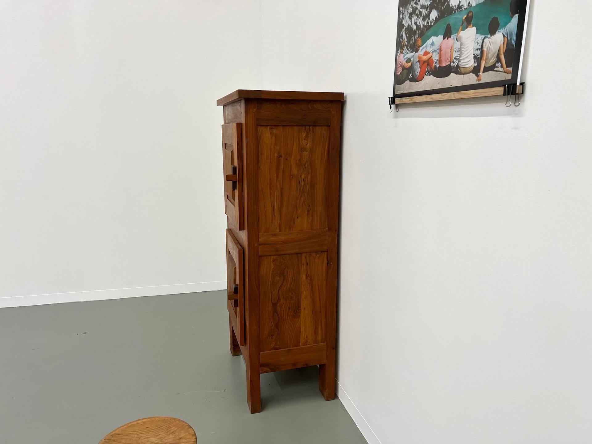 Pequeño armario de medias brutalista francés de los años 50 en venta 3