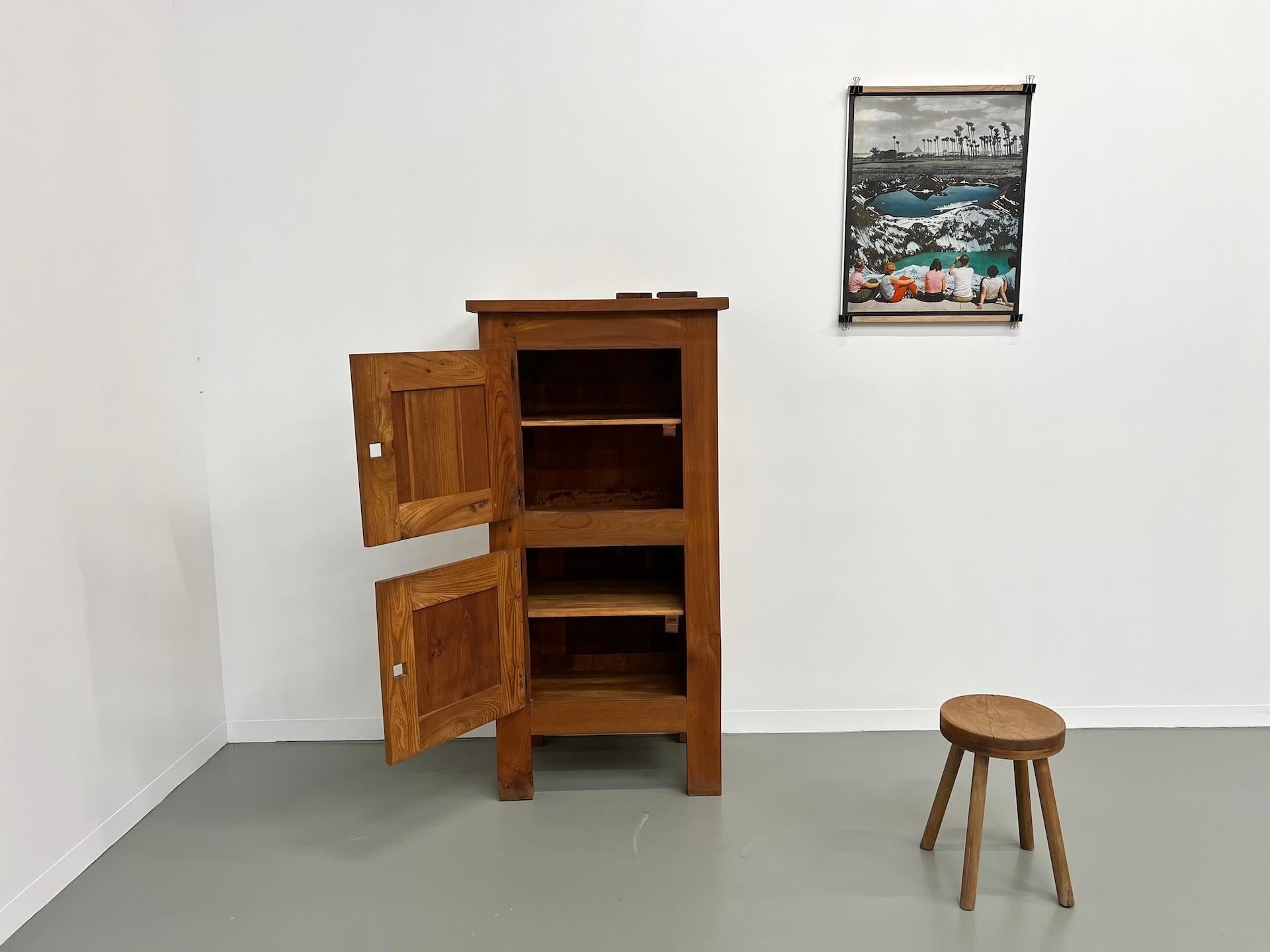 Pequeño armario de medias brutalista francés de los años 50 en venta 13