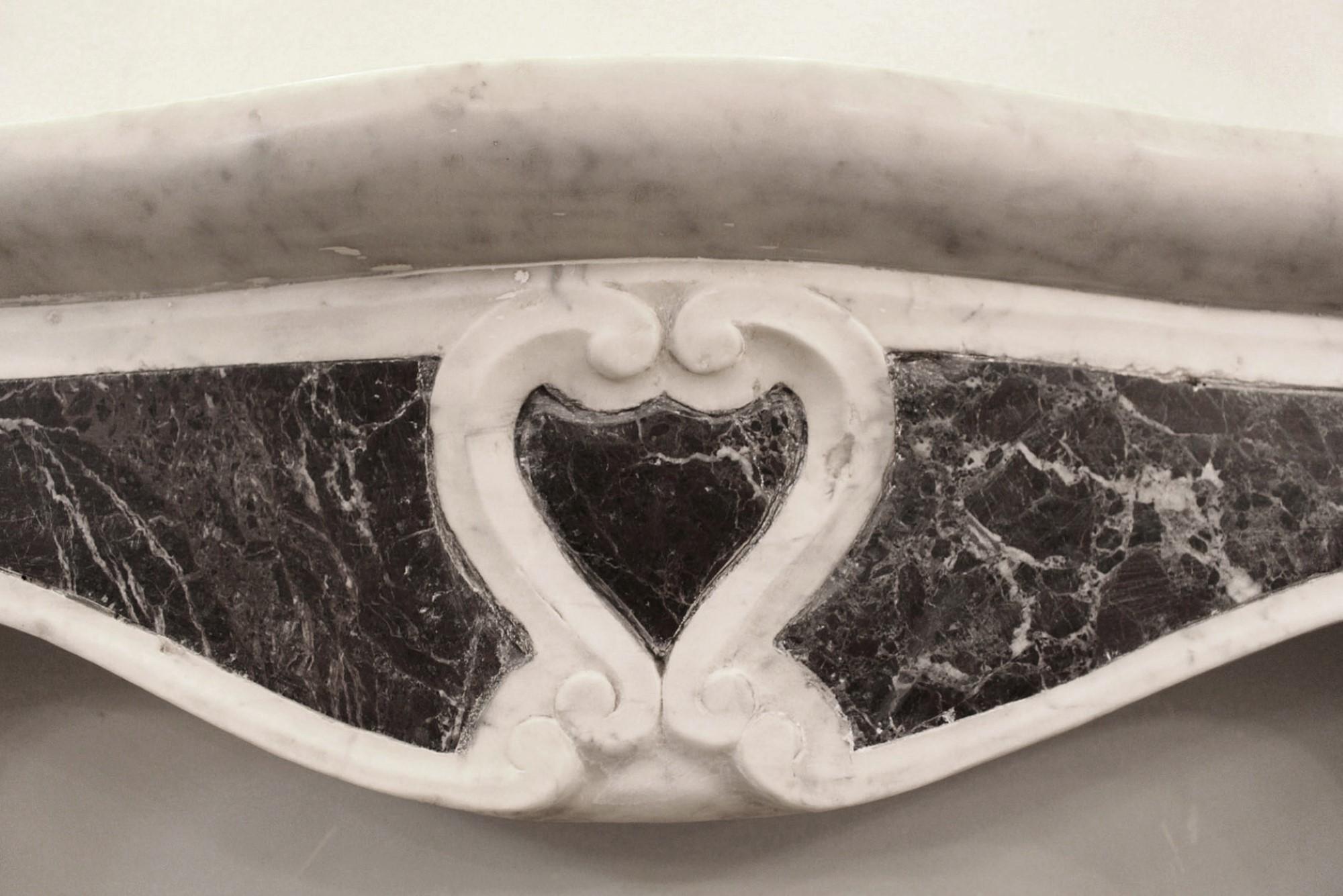 Small French Carved Marble Mantel Center & Side Scroll Motif In Good Condition For Sale In New York, NY