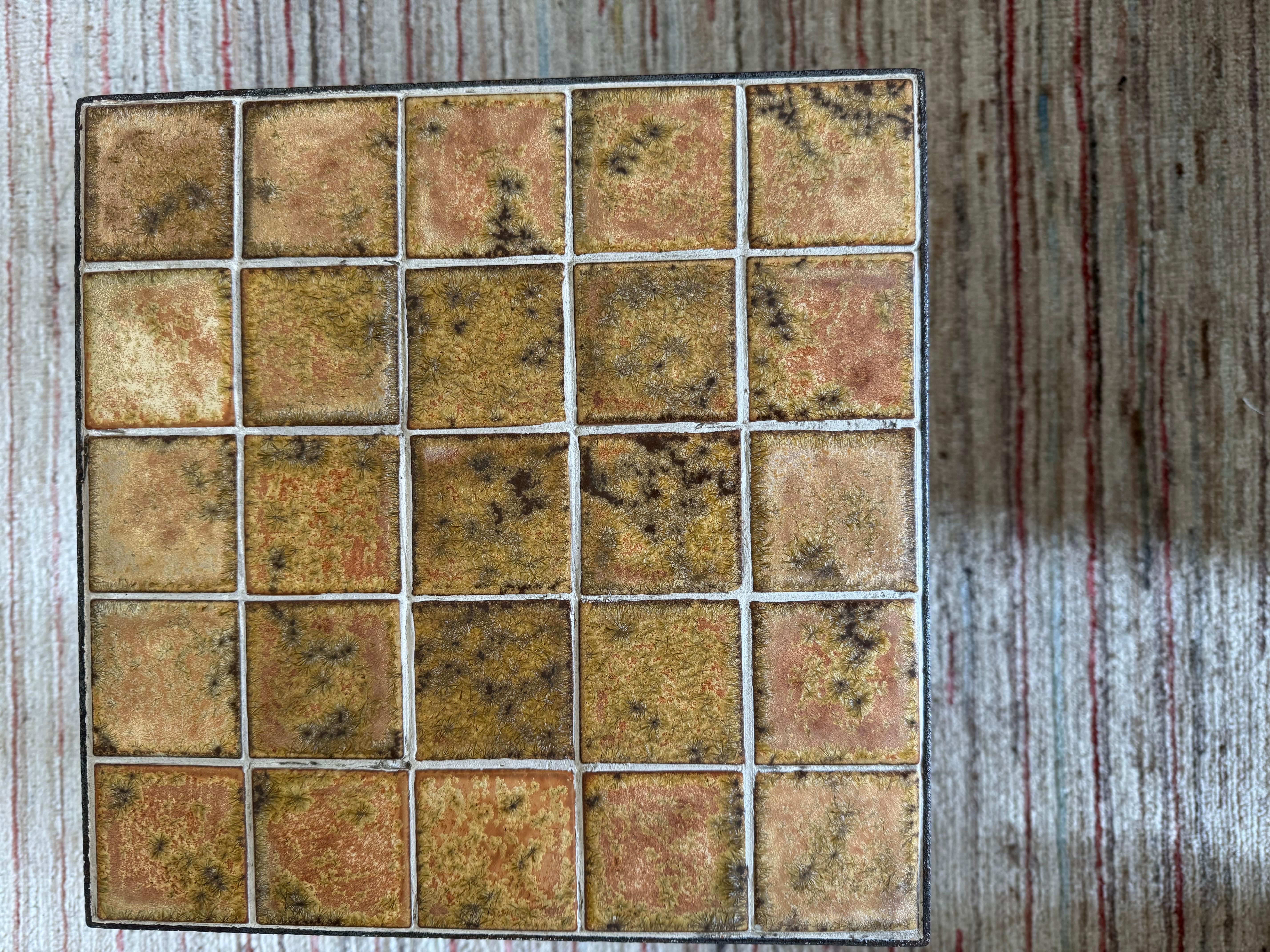 Français Petite table d'appoint en céramique française en vente