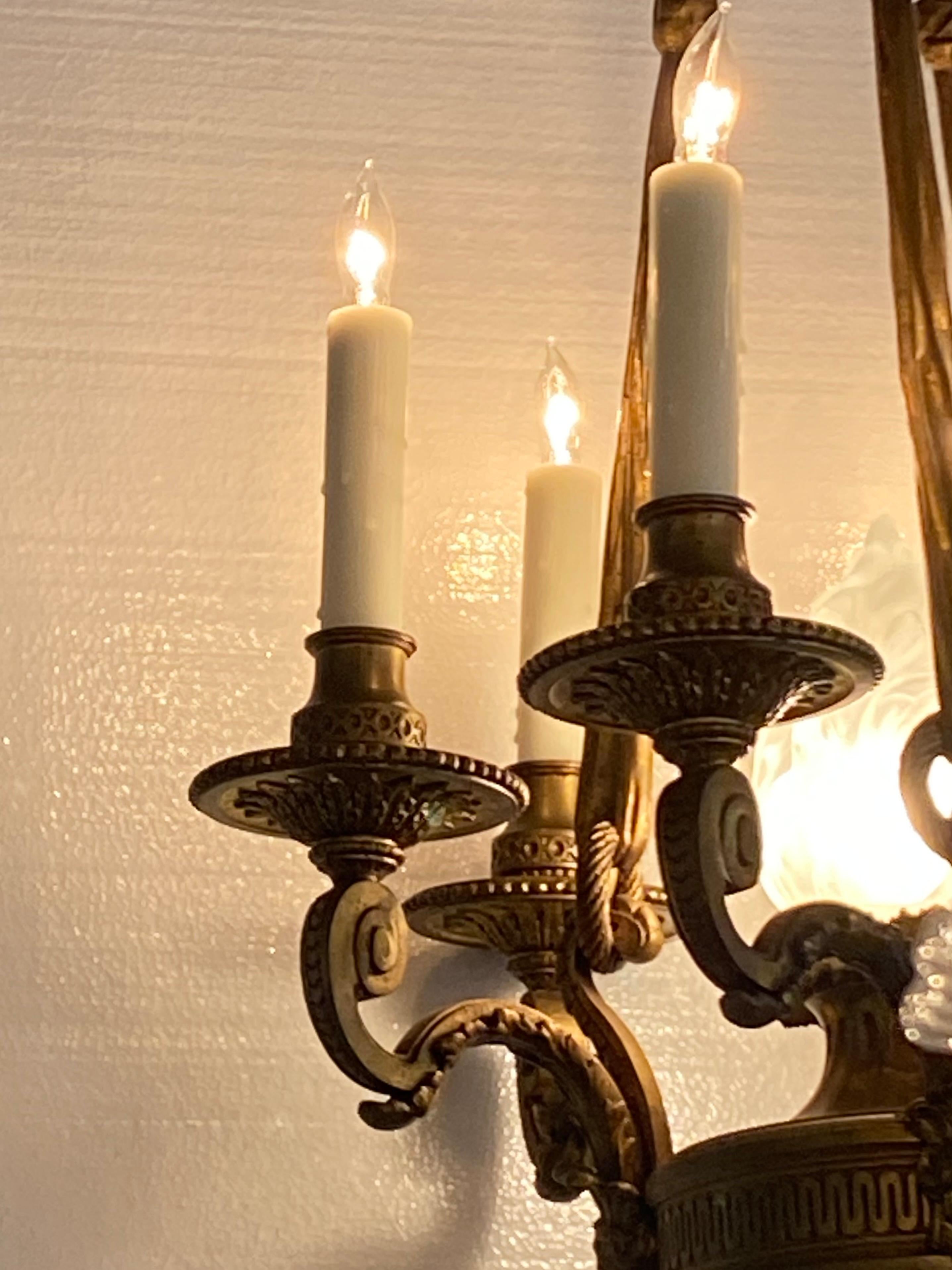 Piccolo lampadario a sette luci, una delle luci è al centro ed è una luce decorativa, 5 candele di cera da 4 pollici, cablaggio americano.