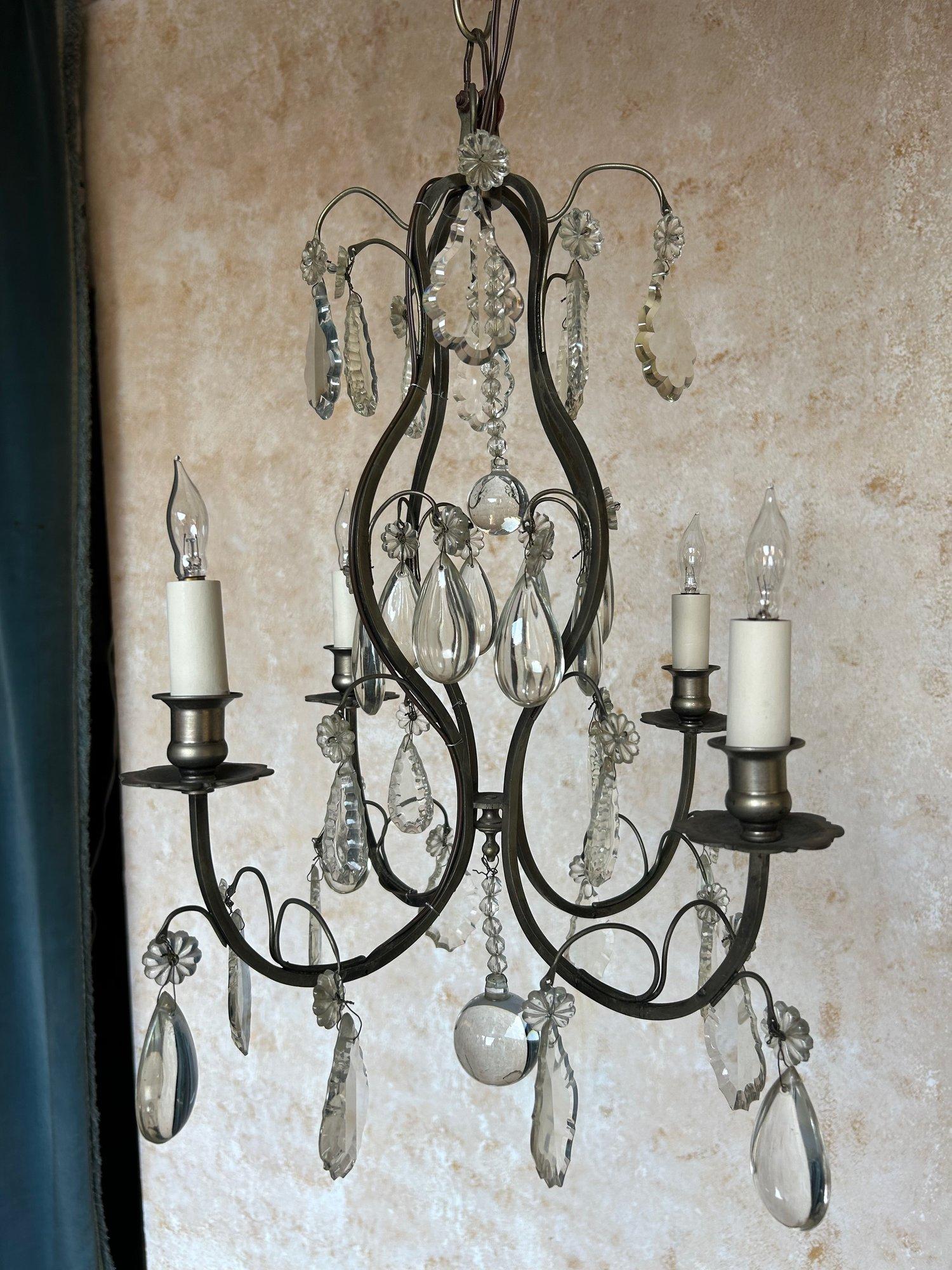 Small French Chandelier with Glass Pendants and Decorations In Good Condition For Sale In Buchanan, NY