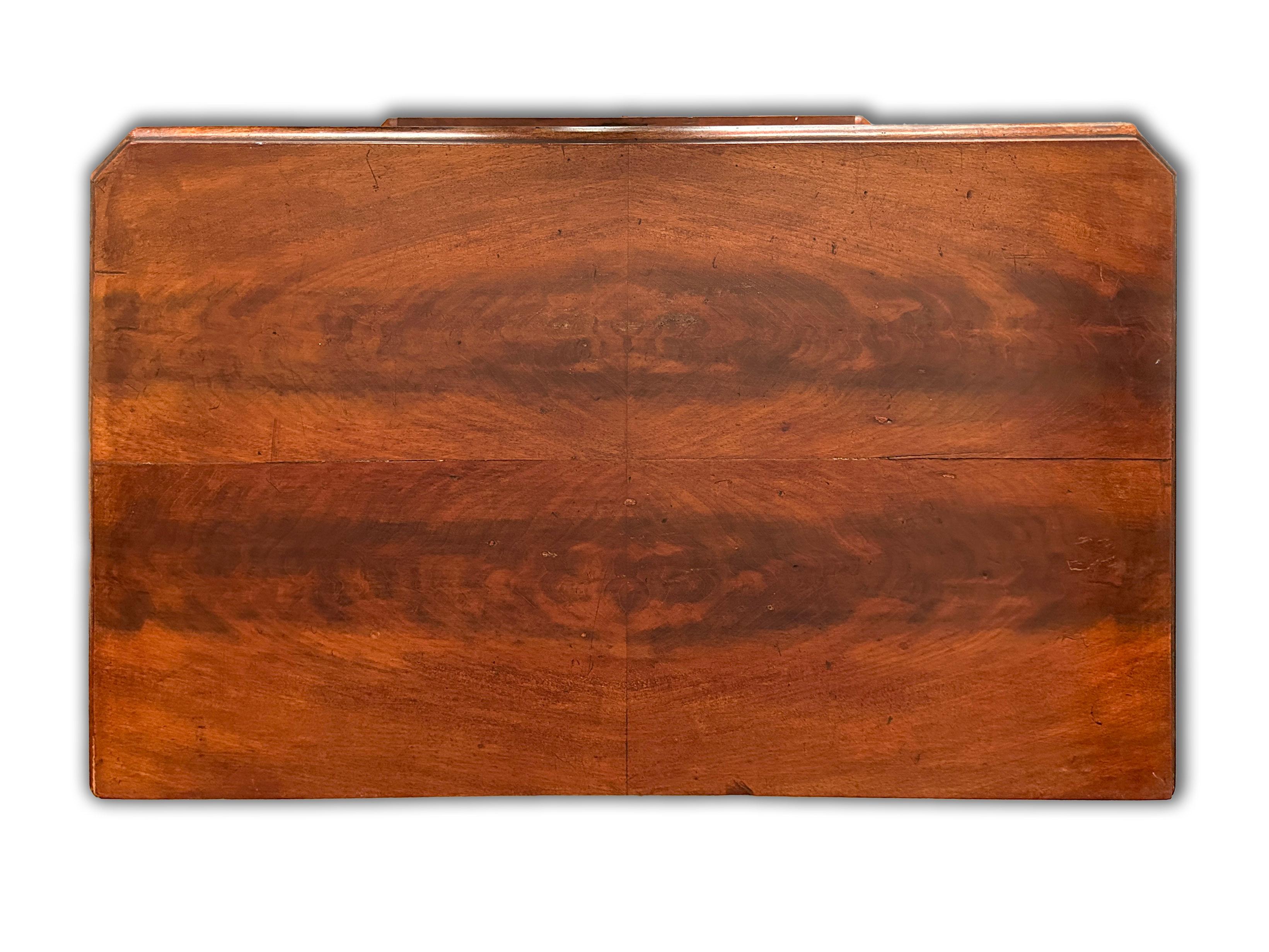 Legno Piccola cassettiera francese o comodino in mogano fiammato in vendita