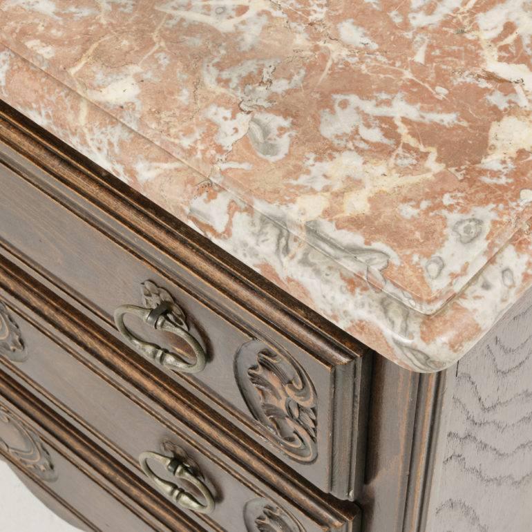 A small country French commode in oak with three drawers and a marble top, circa 1930.





      