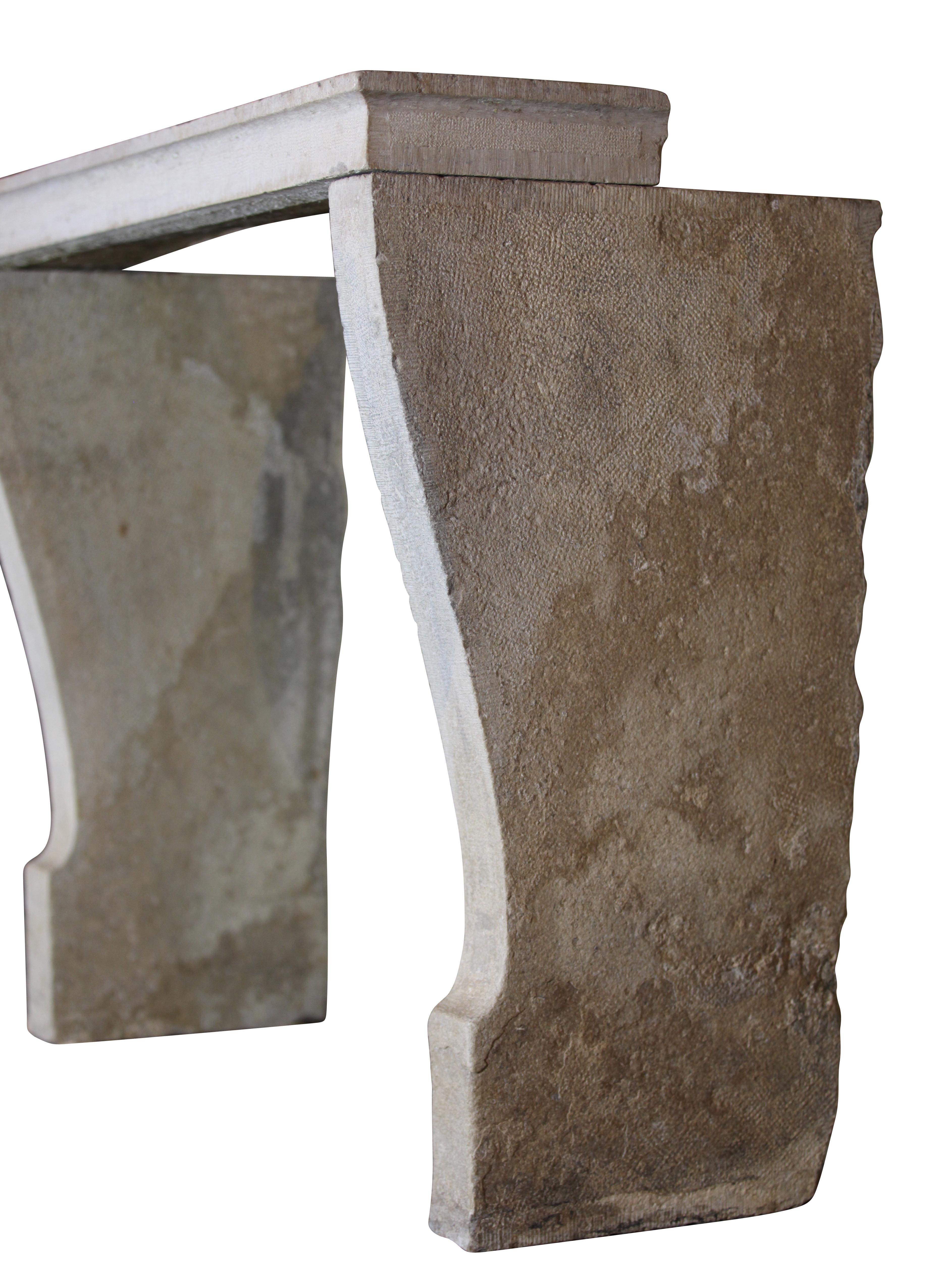 Petit cadre de cheminée ancien en pierre calcaire de style campagnard français en vente 2