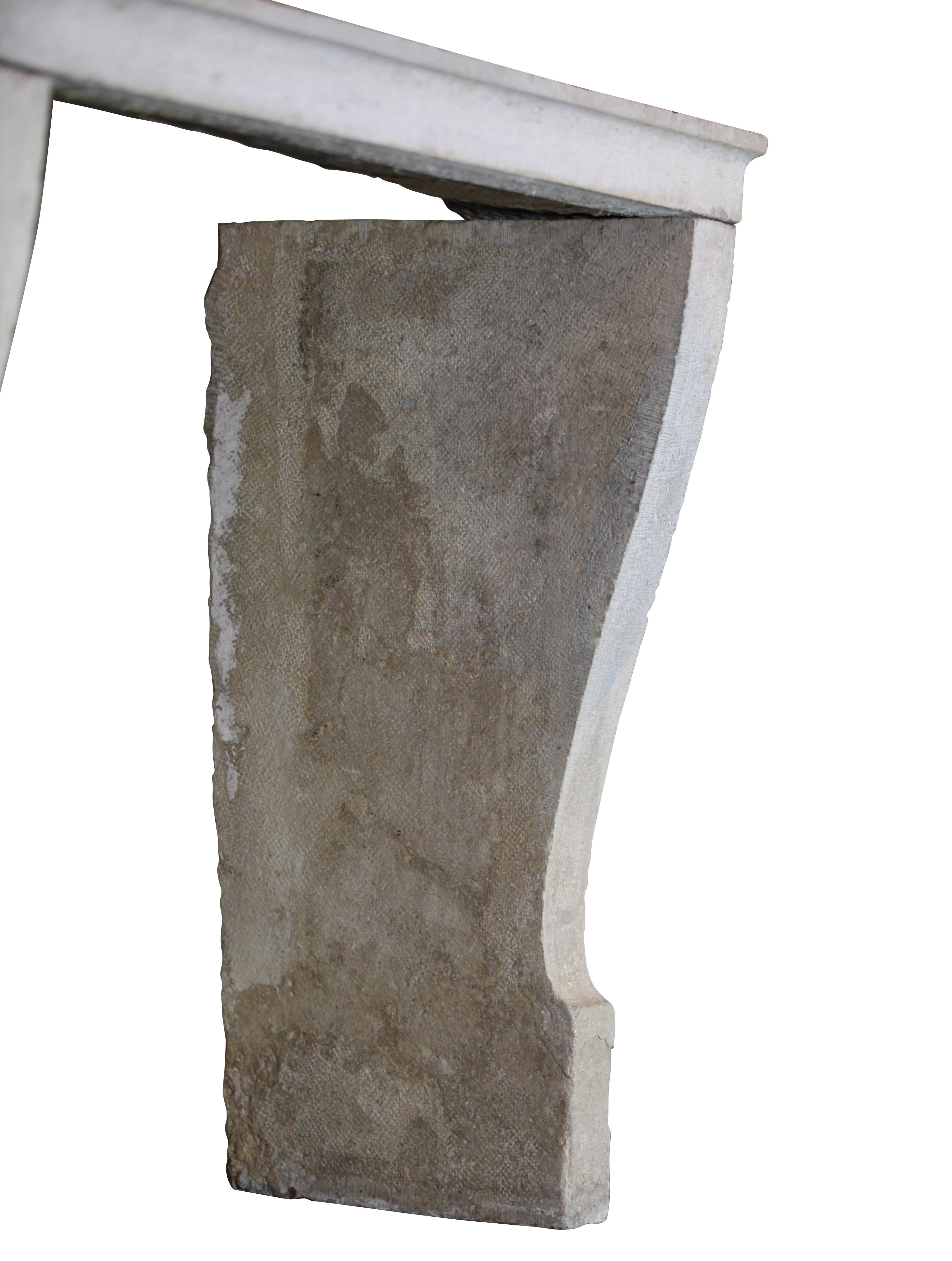 Petit cadre de cheminée ancien en pierre calcaire de style campagnard français en vente 4