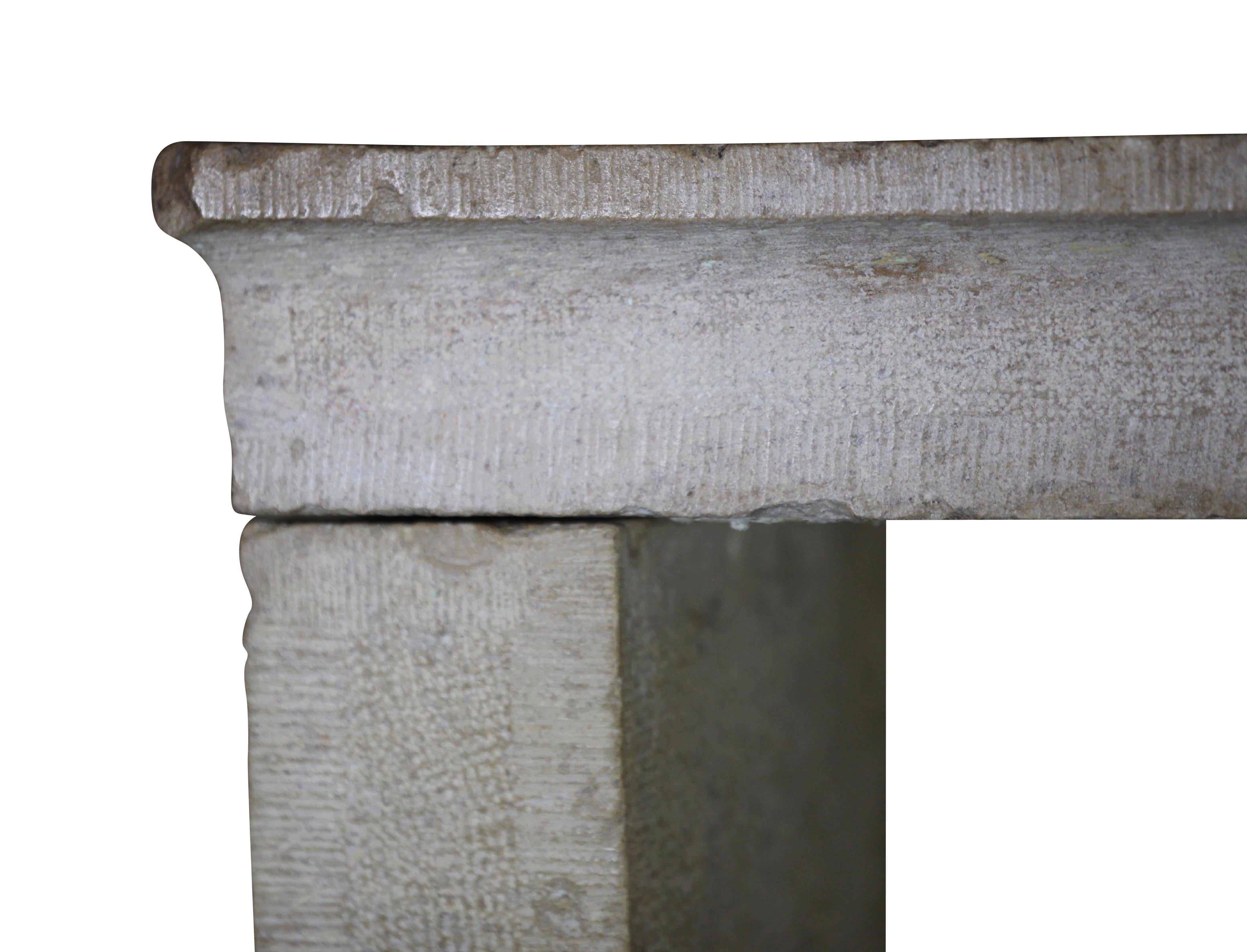 Sculpté à la main Petit cadre de cheminée ancien en pierre calcaire de style campagnard français en vente
