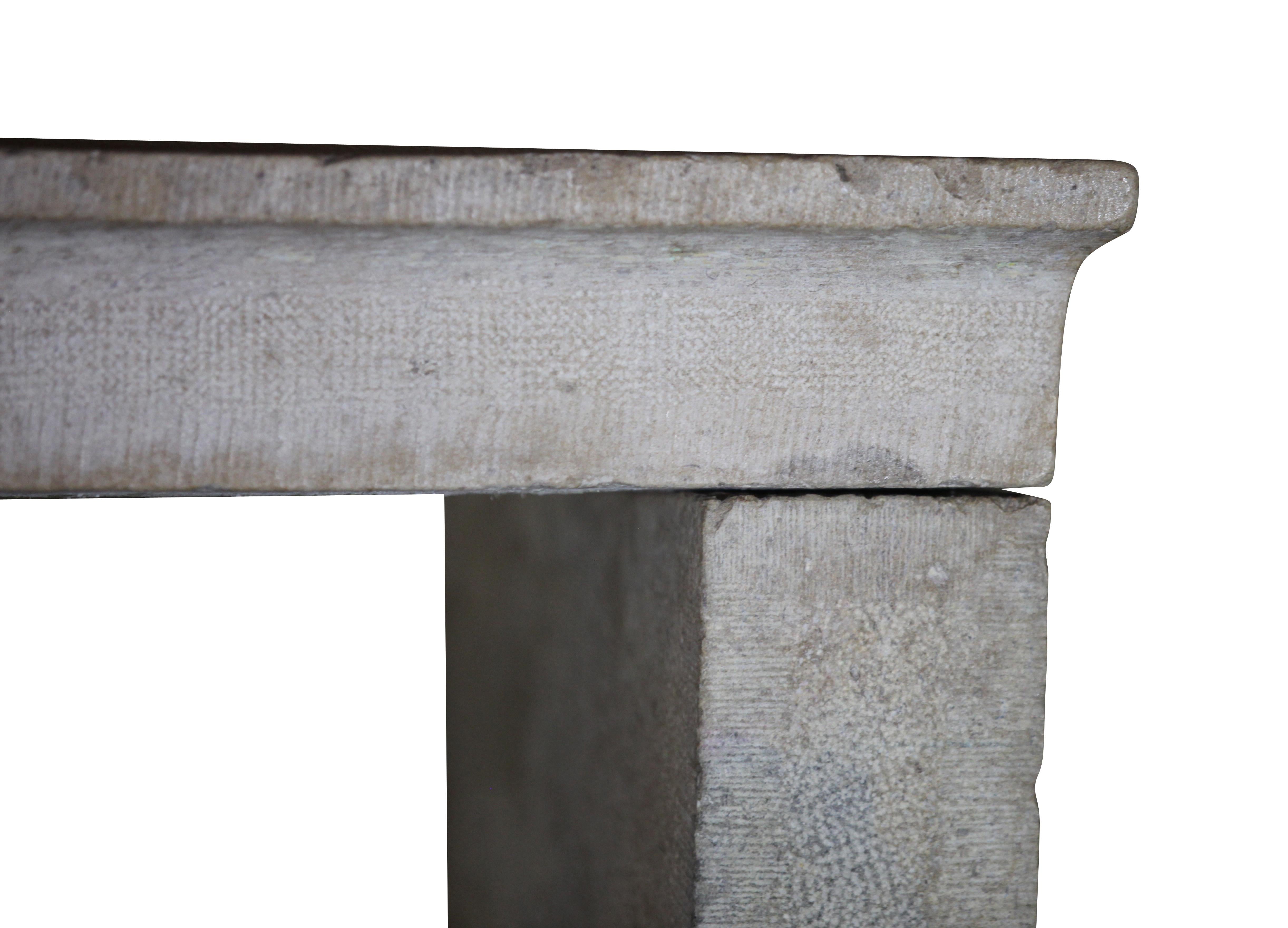 Pierre Petit cadre de cheminée ancien en pierre calcaire de style campagnard français en vente