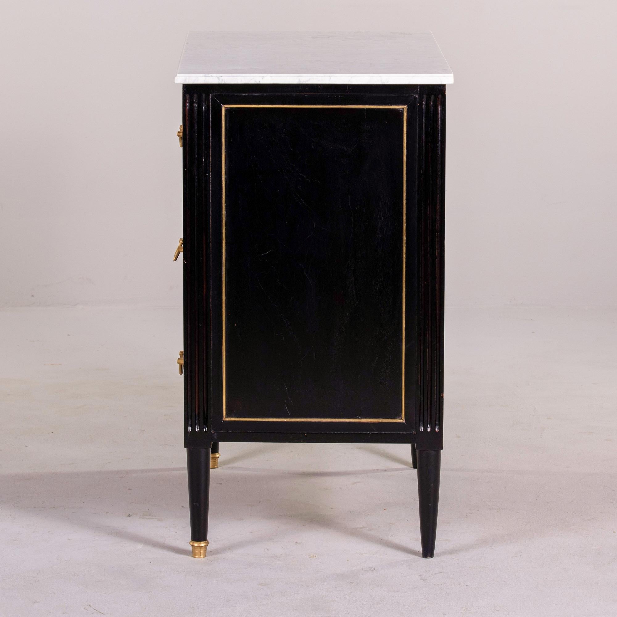 Ottone Piccola cassettiera impero francese ebanizzata a tre cassetti con piano in marmo in vendita