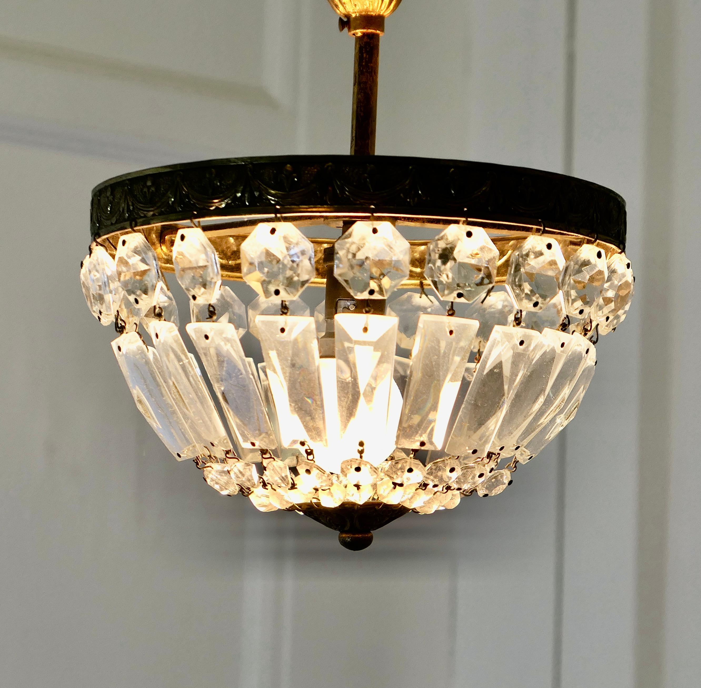 Art Déco Piccolo lampadario a cesto in stile impero francese  Questo è un pezzo molto bello in vendita