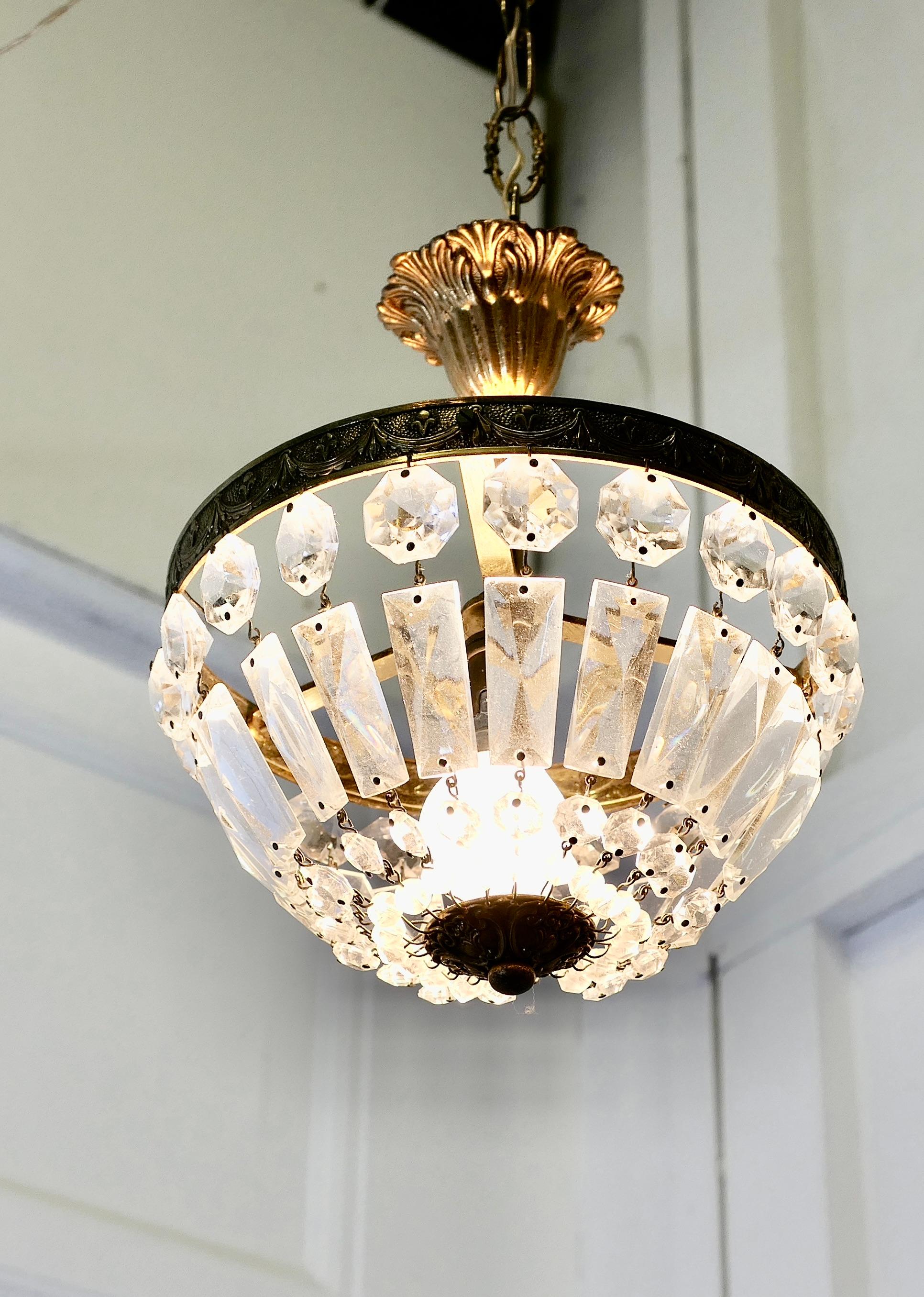 Inizio XX secolo Piccolo lampadario a cesto in stile impero francese  Questo è un pezzo molto bello in vendita