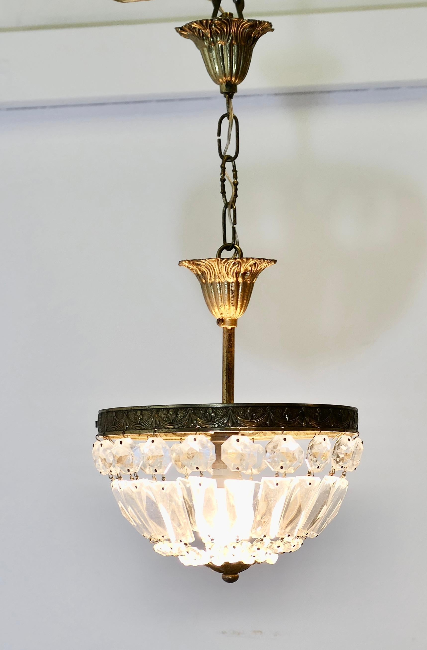 Cristallo Piccolo lampadario a cesto in stile impero francese  Questo è un pezzo molto bello in vendita