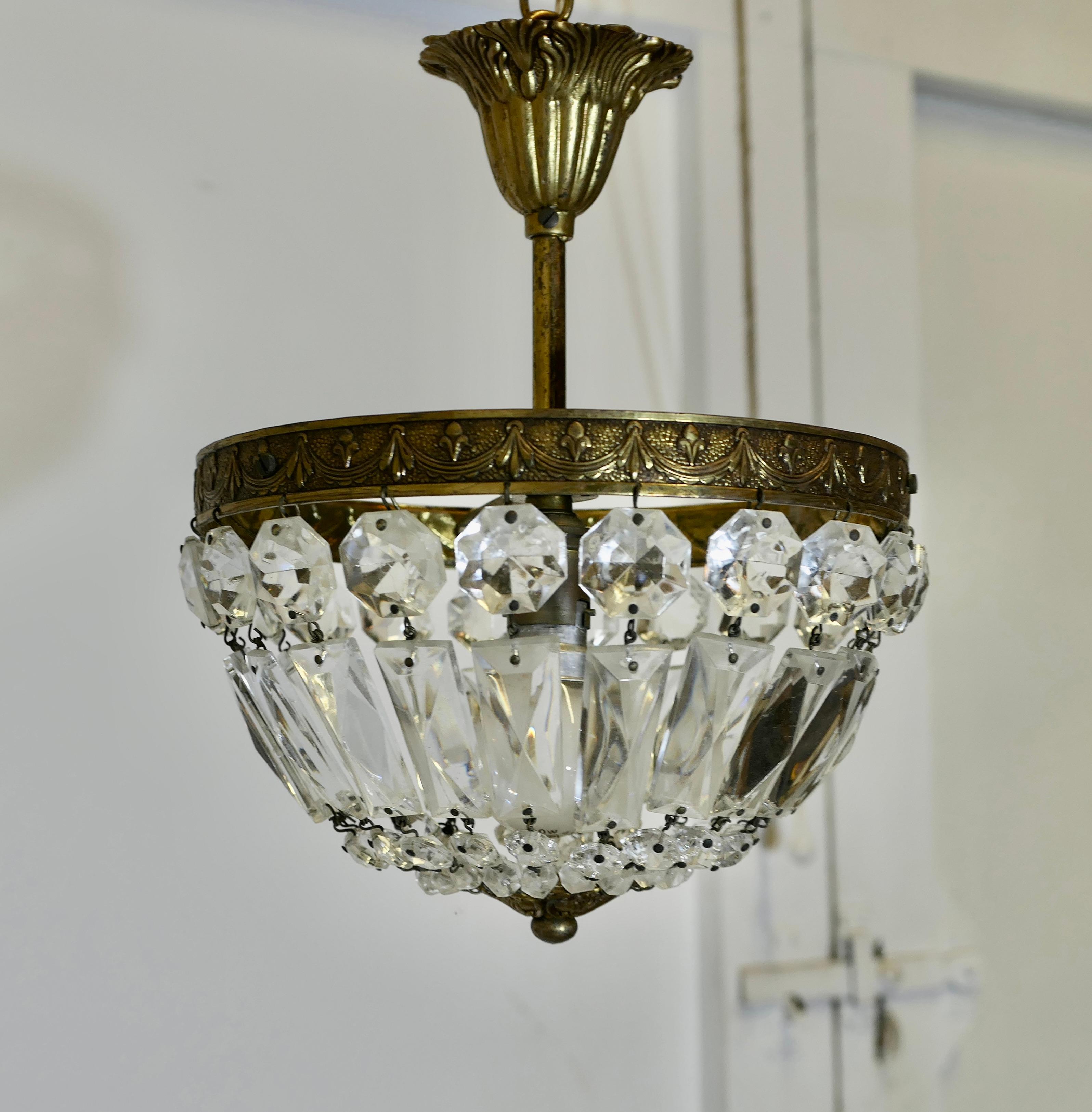 Piccolo lampadario a cesto in stile impero francese  Questo è un pezzo molto bello in vendita 2