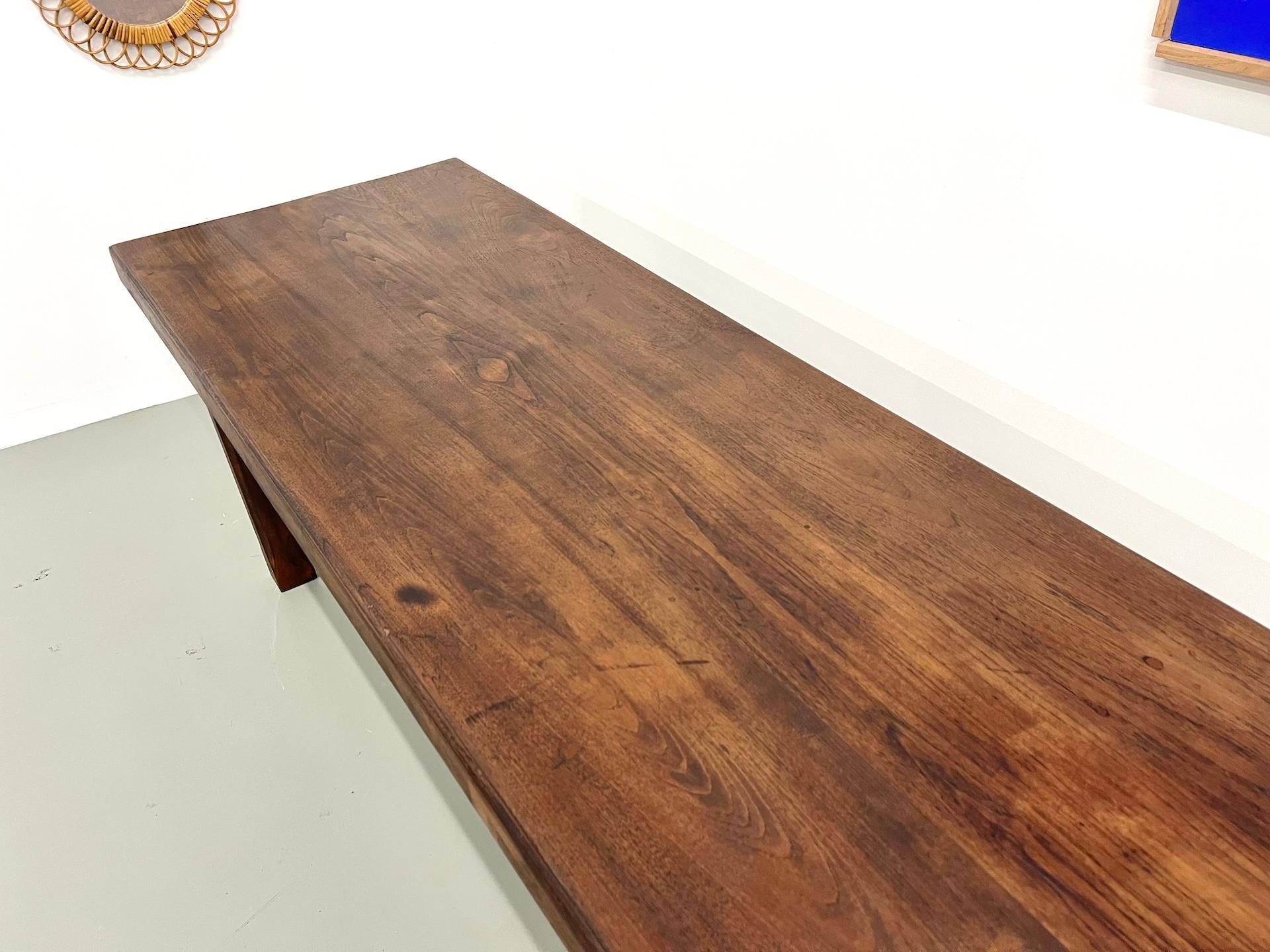 Small french farm table from the 50s in blond walnut For Sale 4