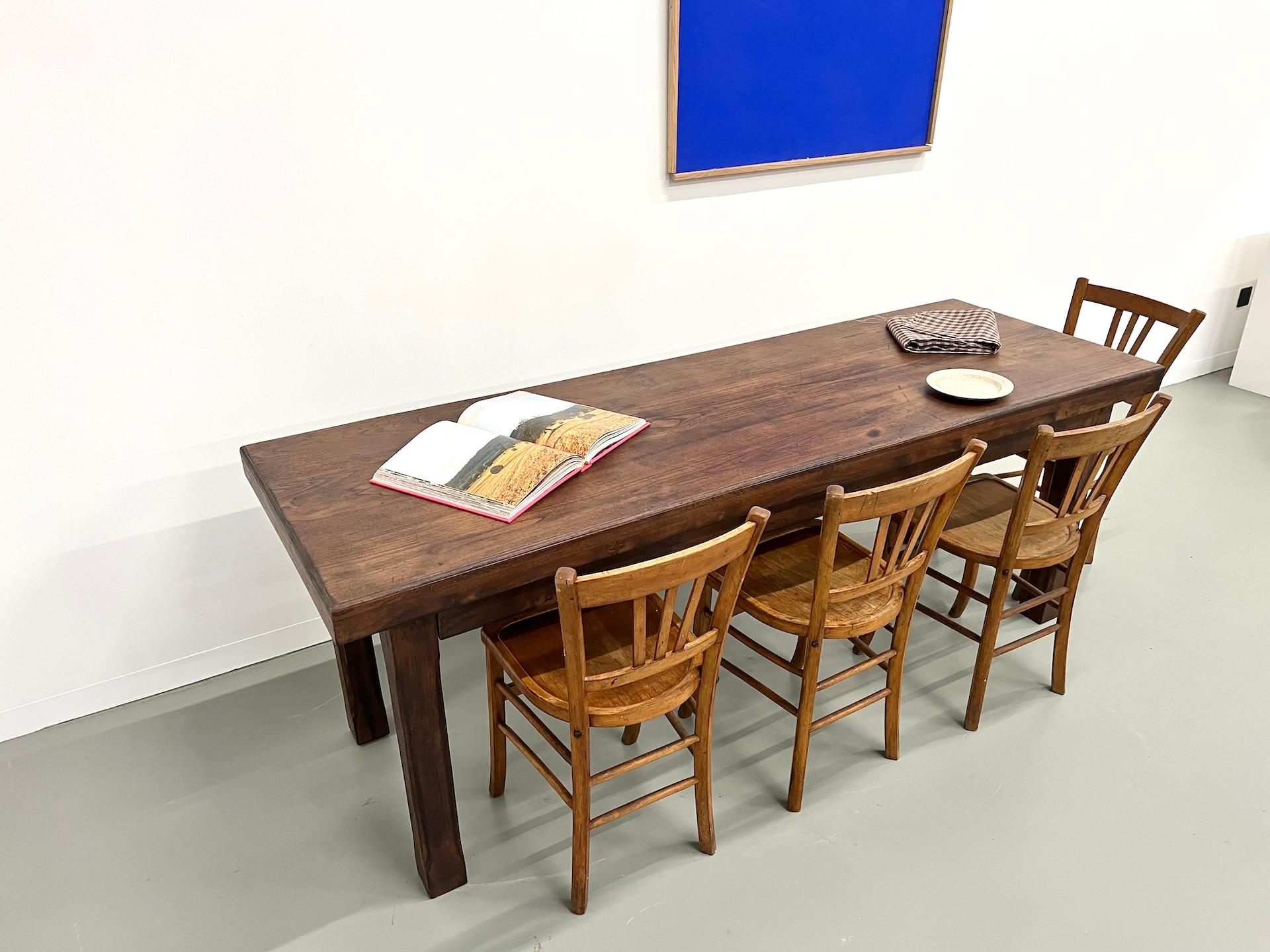 Small french farm table from the 50s in blond walnut For Sale 11