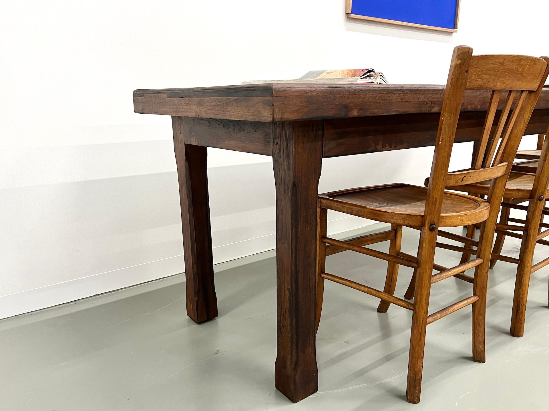 Small french farm table from the 50s in blond walnut For Sale 12