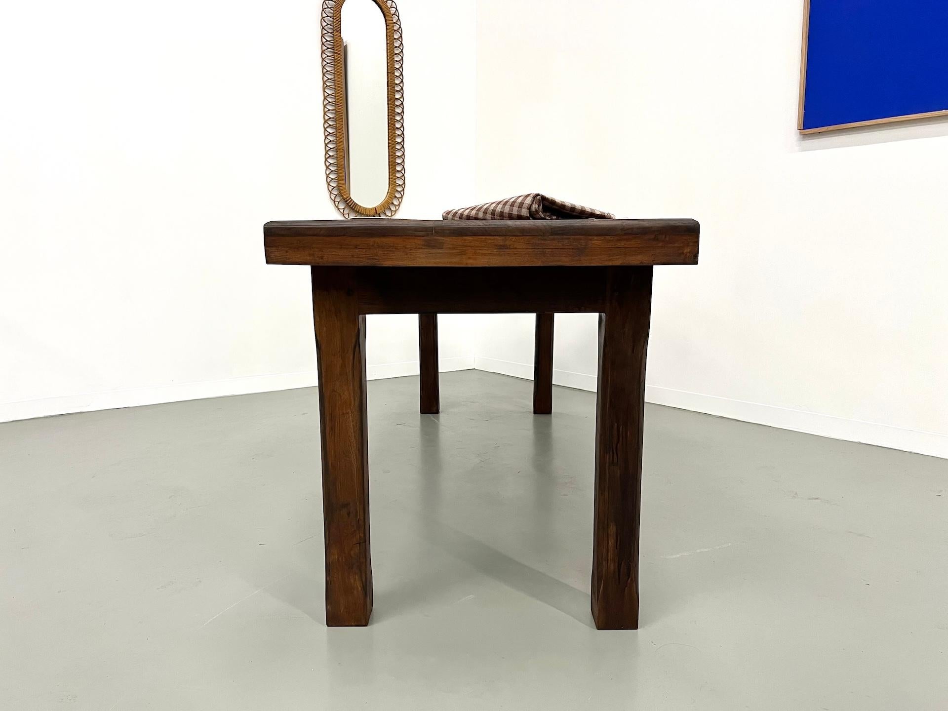 Small french farm table from the 50s in blond walnut For Sale 14