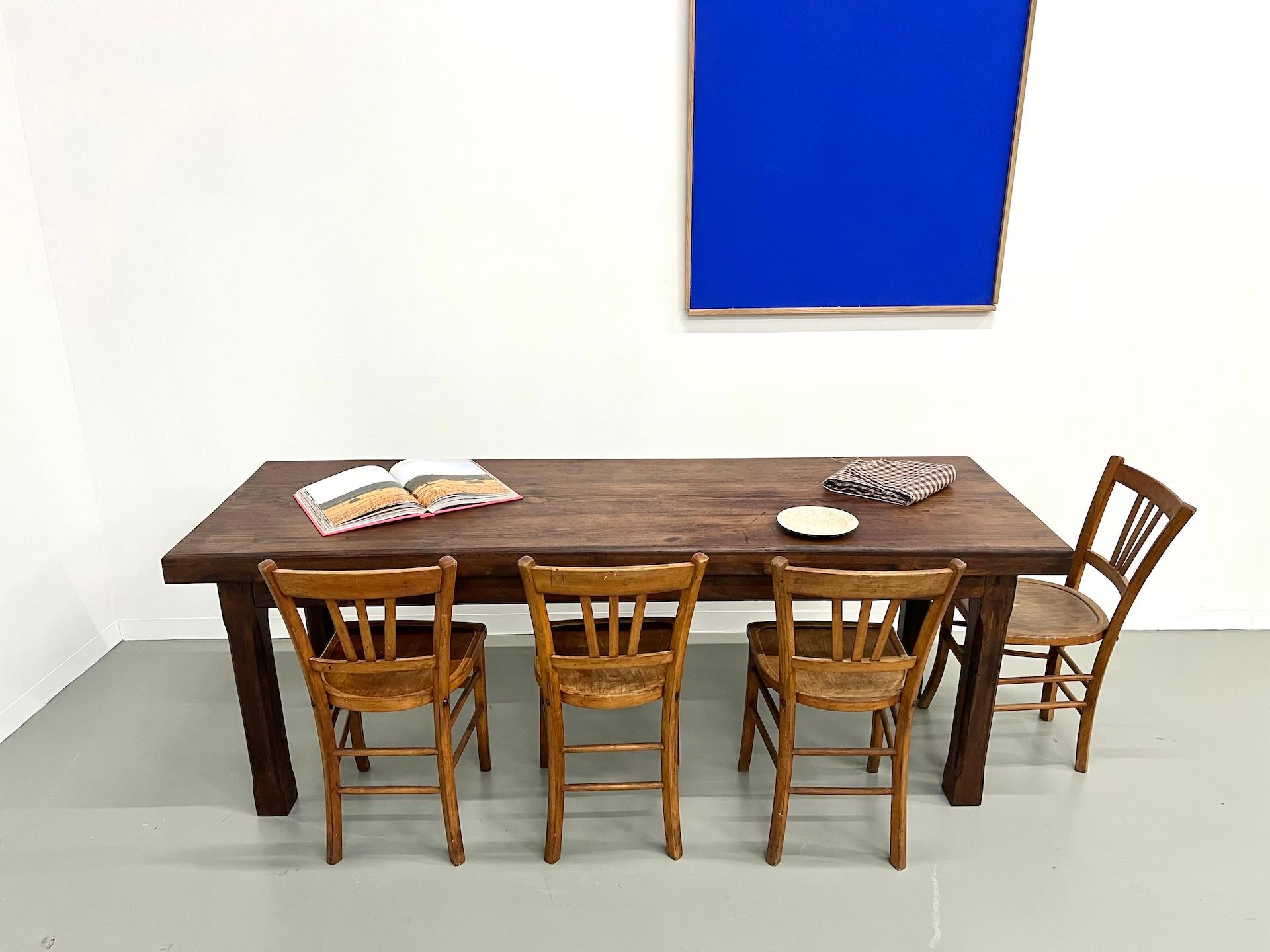 Small french farm table from the 50s in blond walnut In Good Condition For Sale In LYON, FR