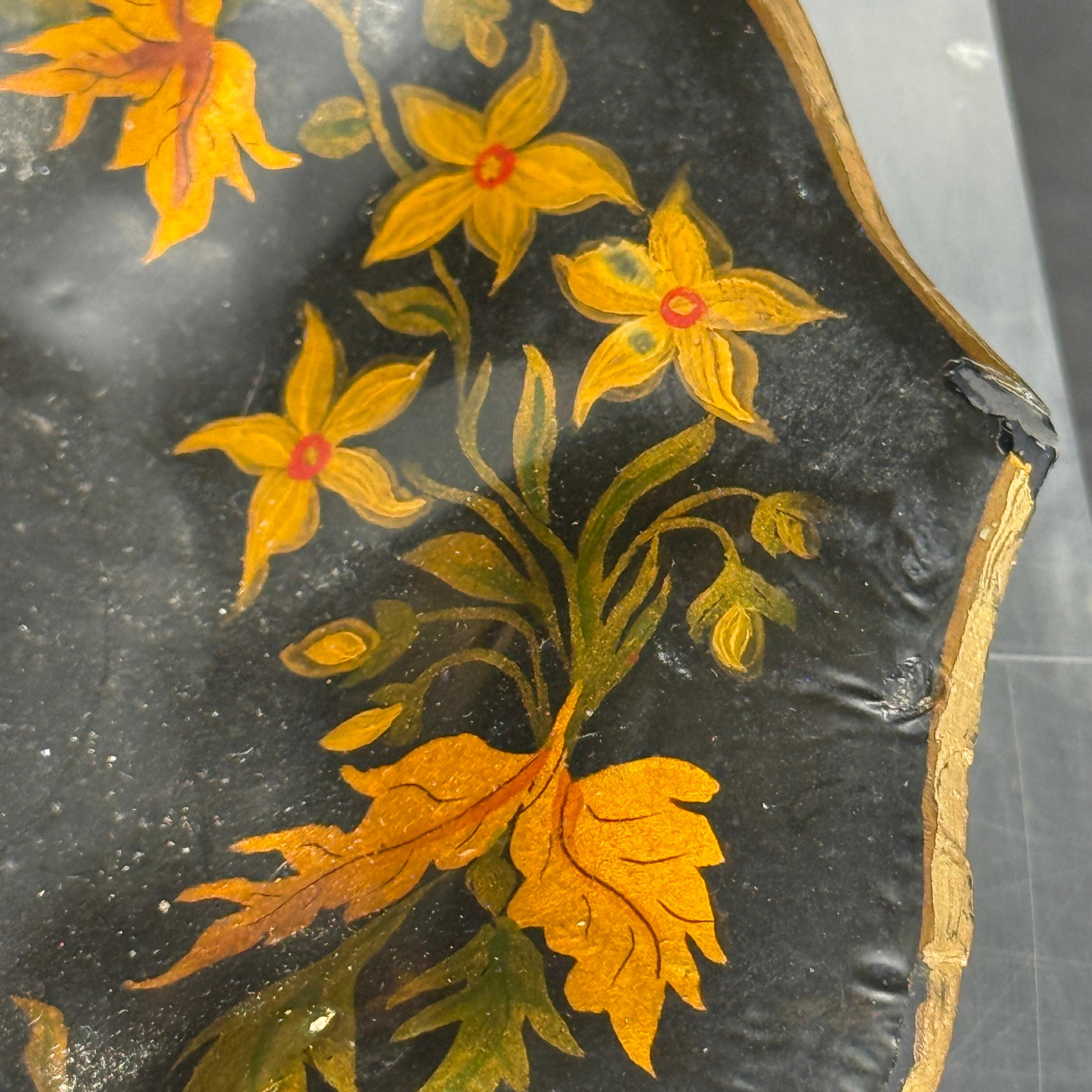 Bandeja pequeña de metal pintada con motivos florales franceses en venta 2