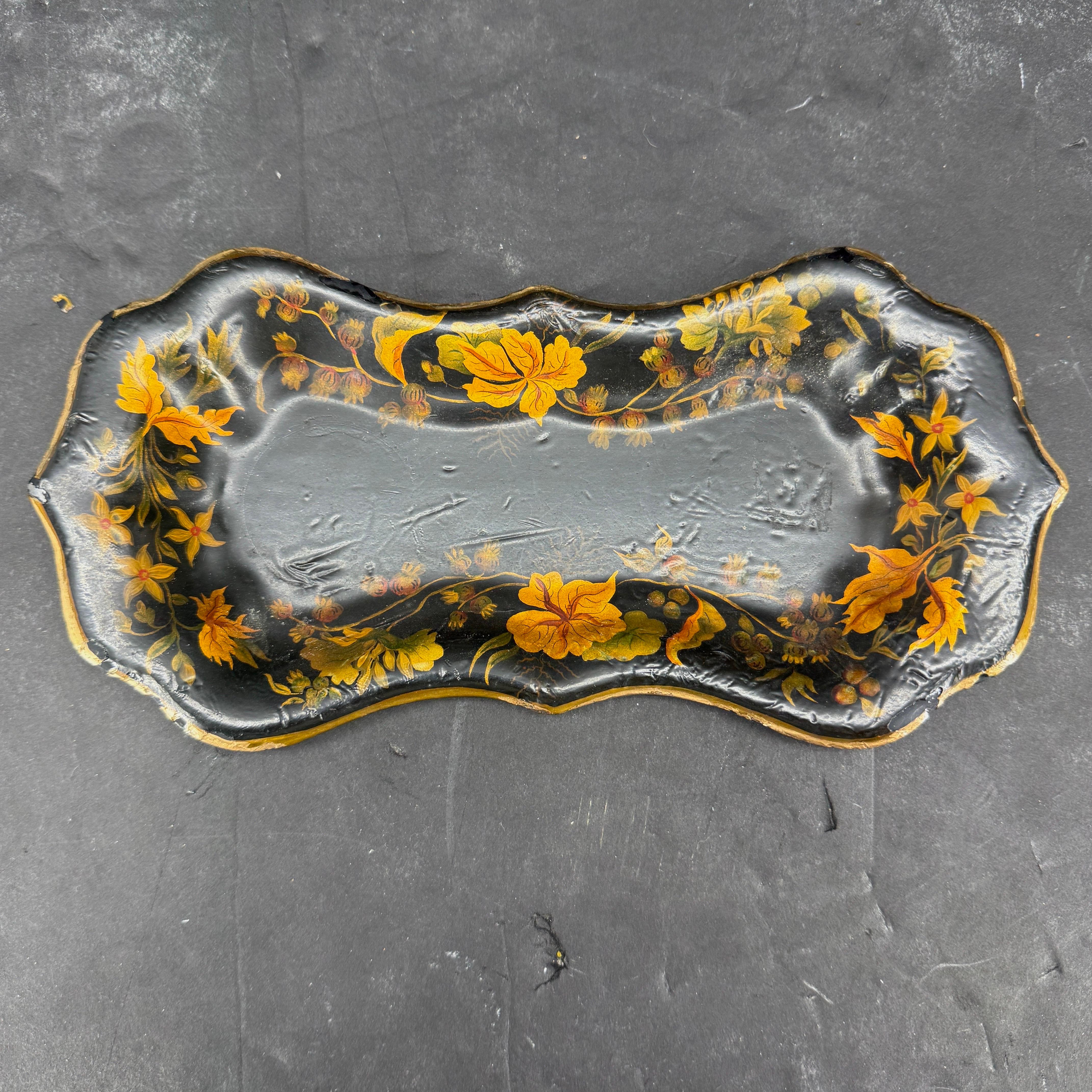 Bandeja pequeña de metal pintada con motivos florales franceses Imperio en venta