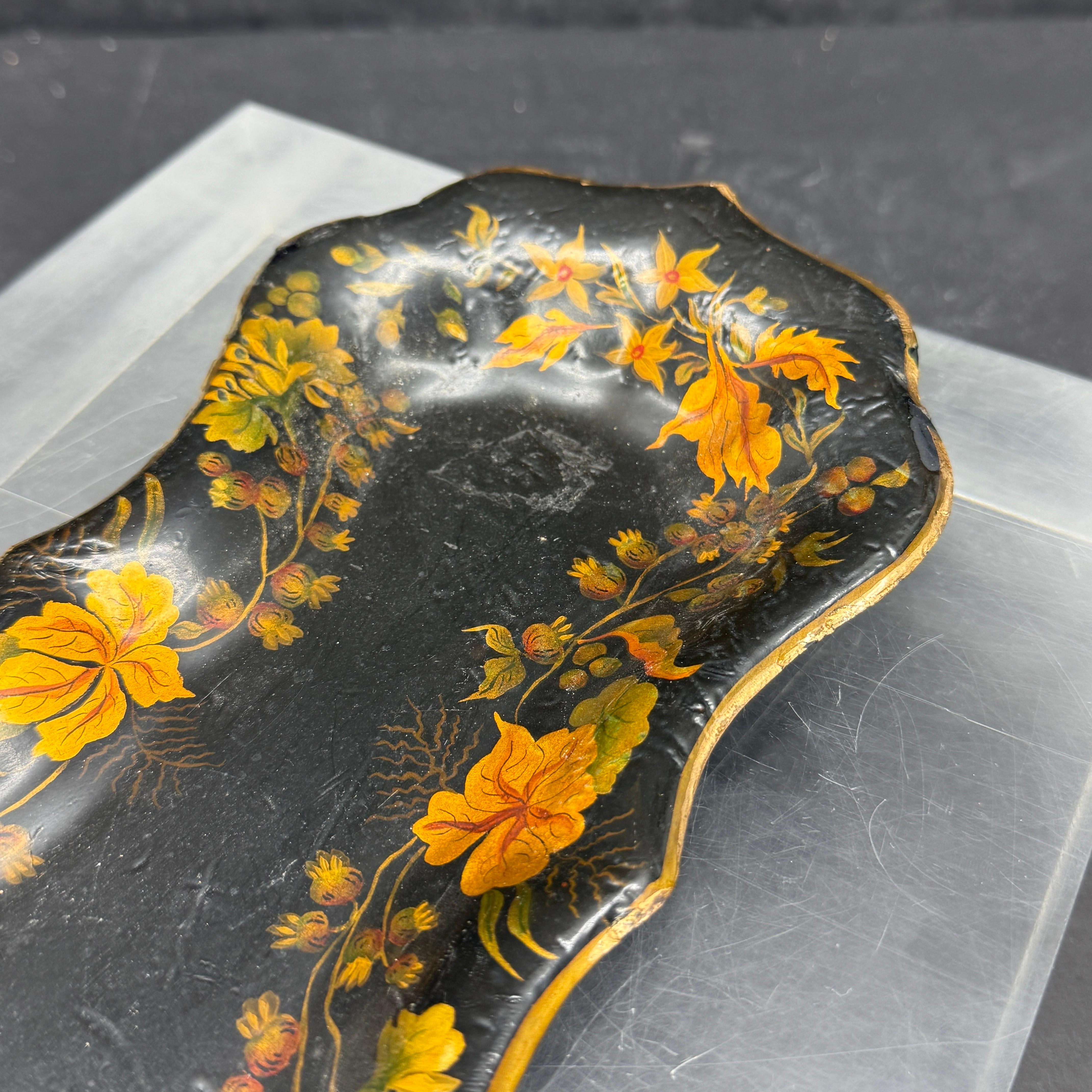 Bandeja pequeña de metal pintada con motivos florales franceses Hecho a mano en venta