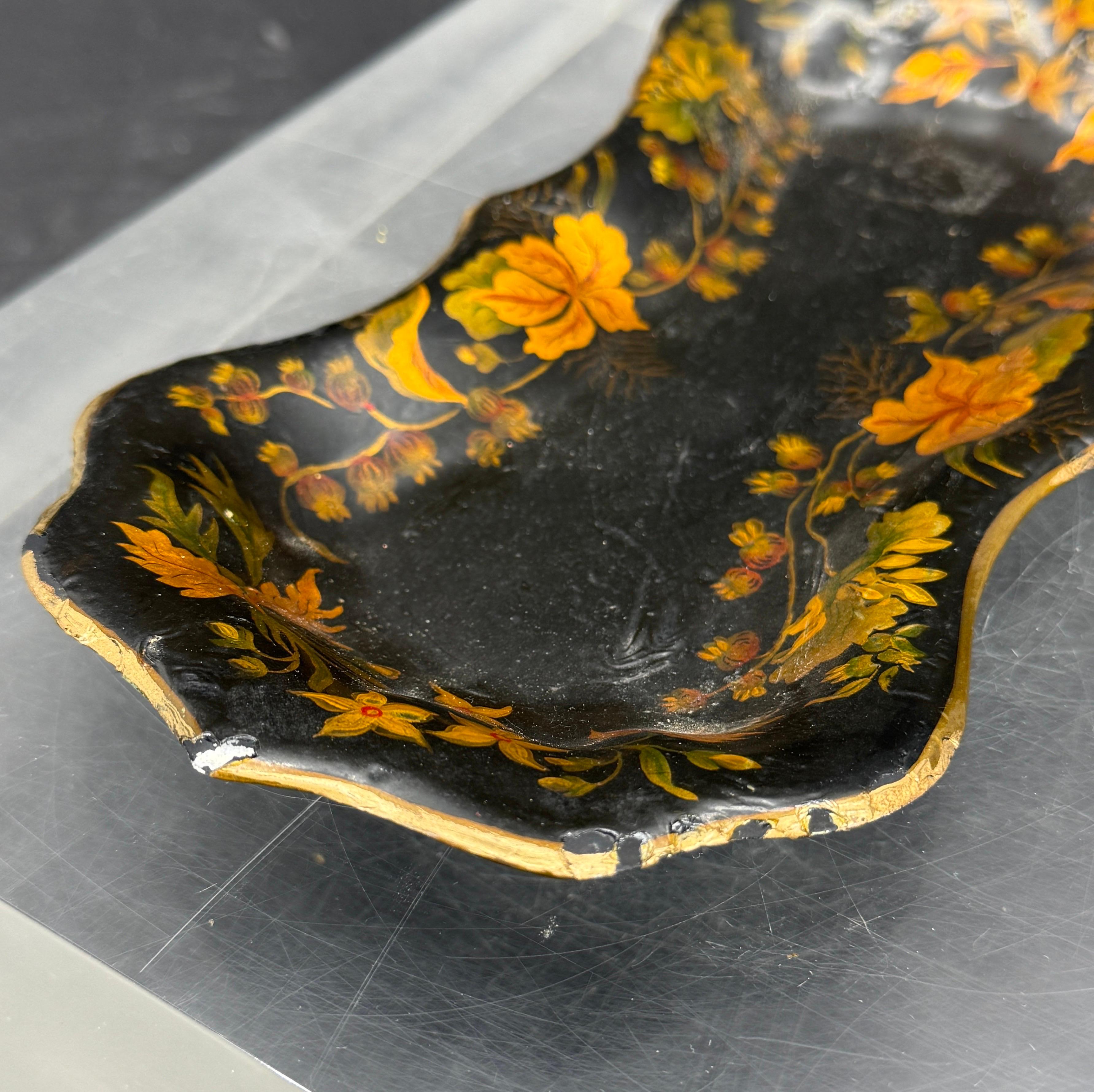 Bandeja pequeña de metal pintada con motivos florales franceses en Bueno estado para la venta en Haddonfield, NJ