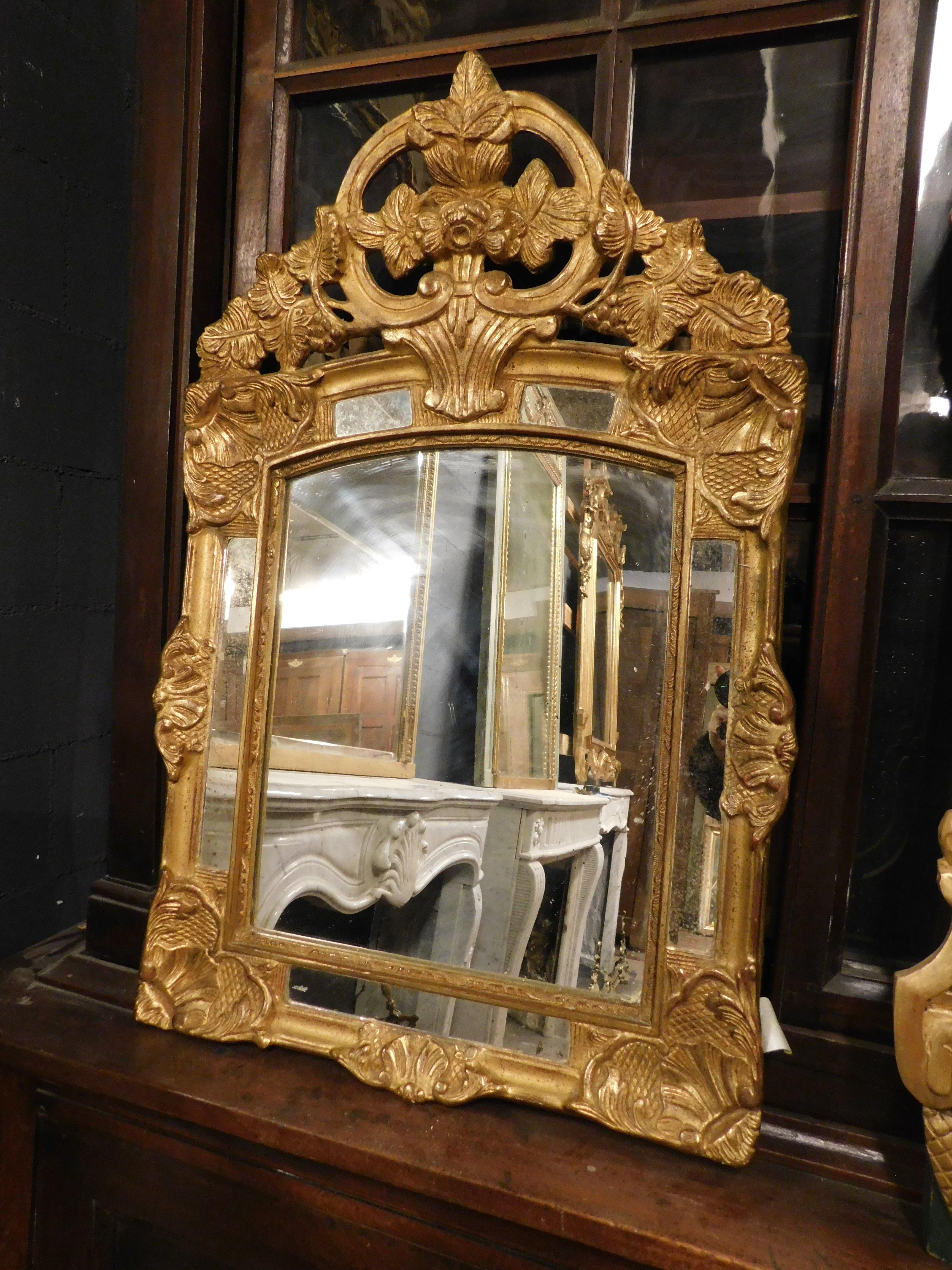 Ancient small mirror, of French origin, gilded with sculptures in the frame and cymatium, beautiful and adaptable anywhere (bathrooms, above furniture, above fireplaces, etc...), from the 19th century.
Maximum measures cm w 55 x H 83.