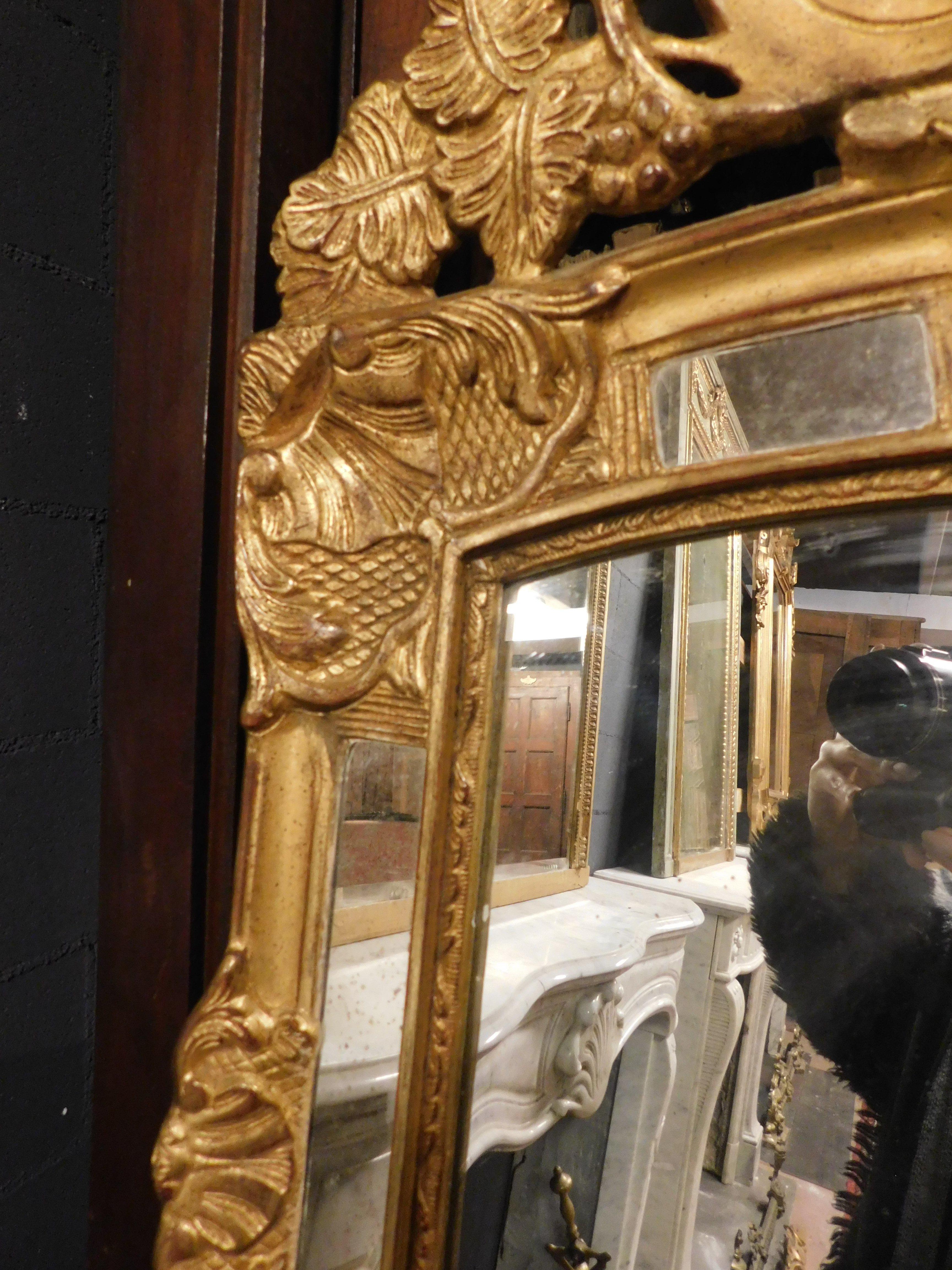 Small French Gilded Mirror with Framed Sculptures, 19th Century In Good Condition For Sale In Cuneo, Italy (CN)