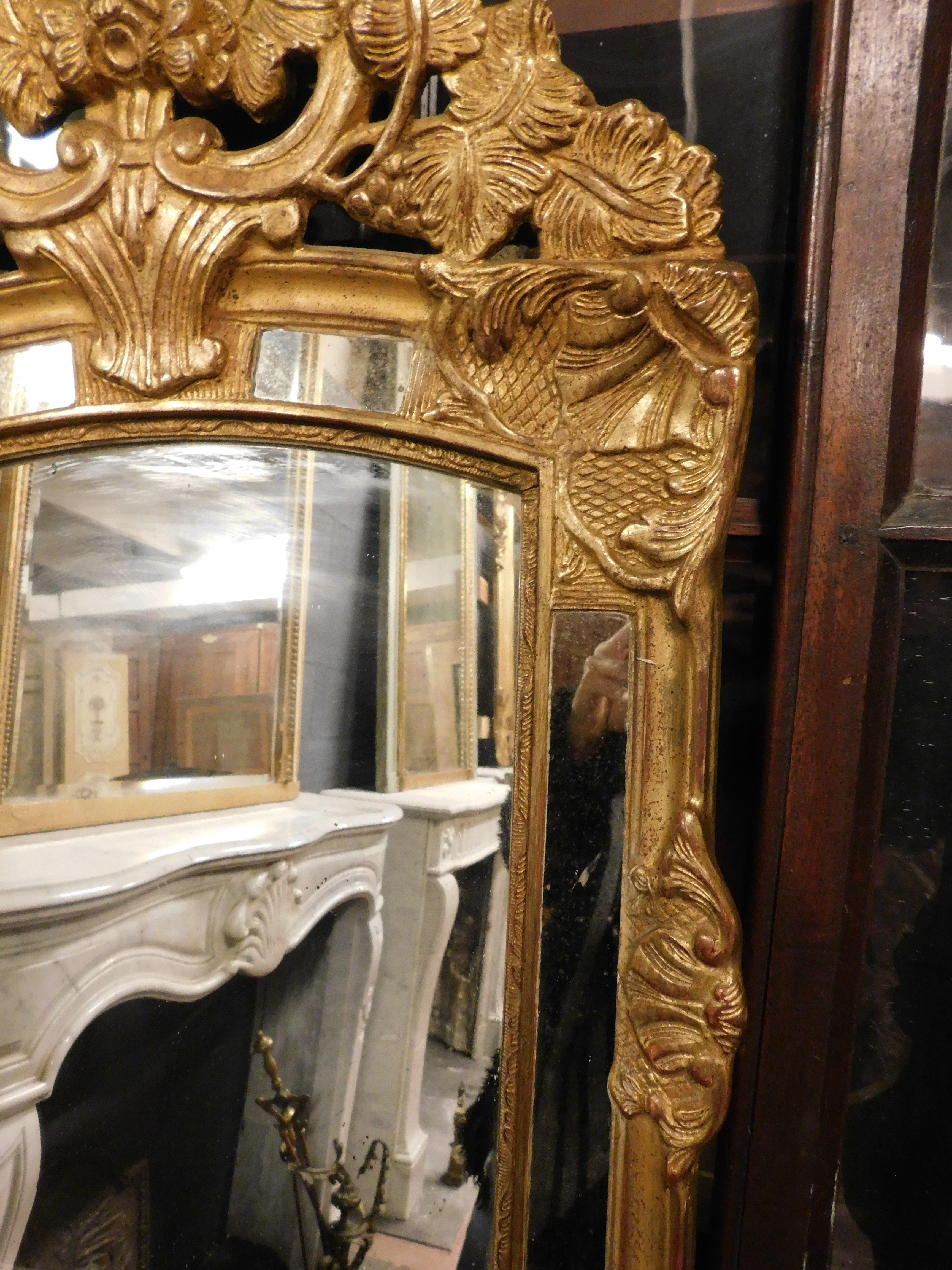 Small French Gilded Mirror with Framed Sculptures, 19th Century For Sale 1