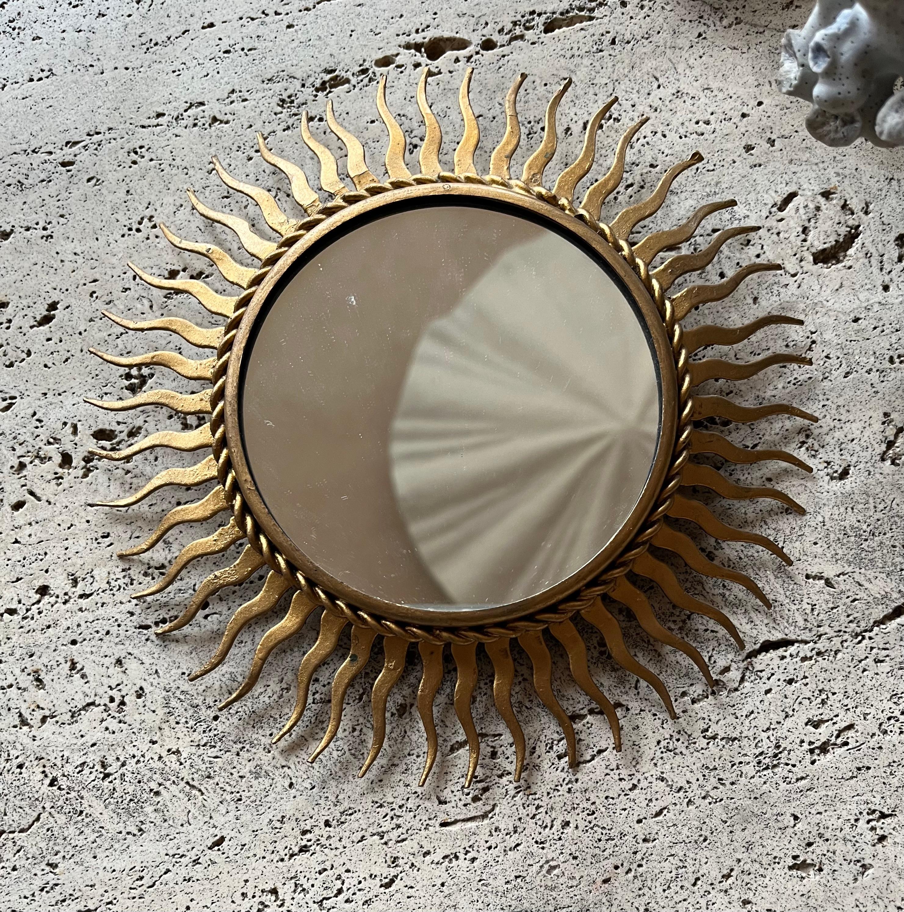 Ein exquisiter Starburst-Spiegel aus vergoldetem Metall. Französisch ca. 1960er Jahre
