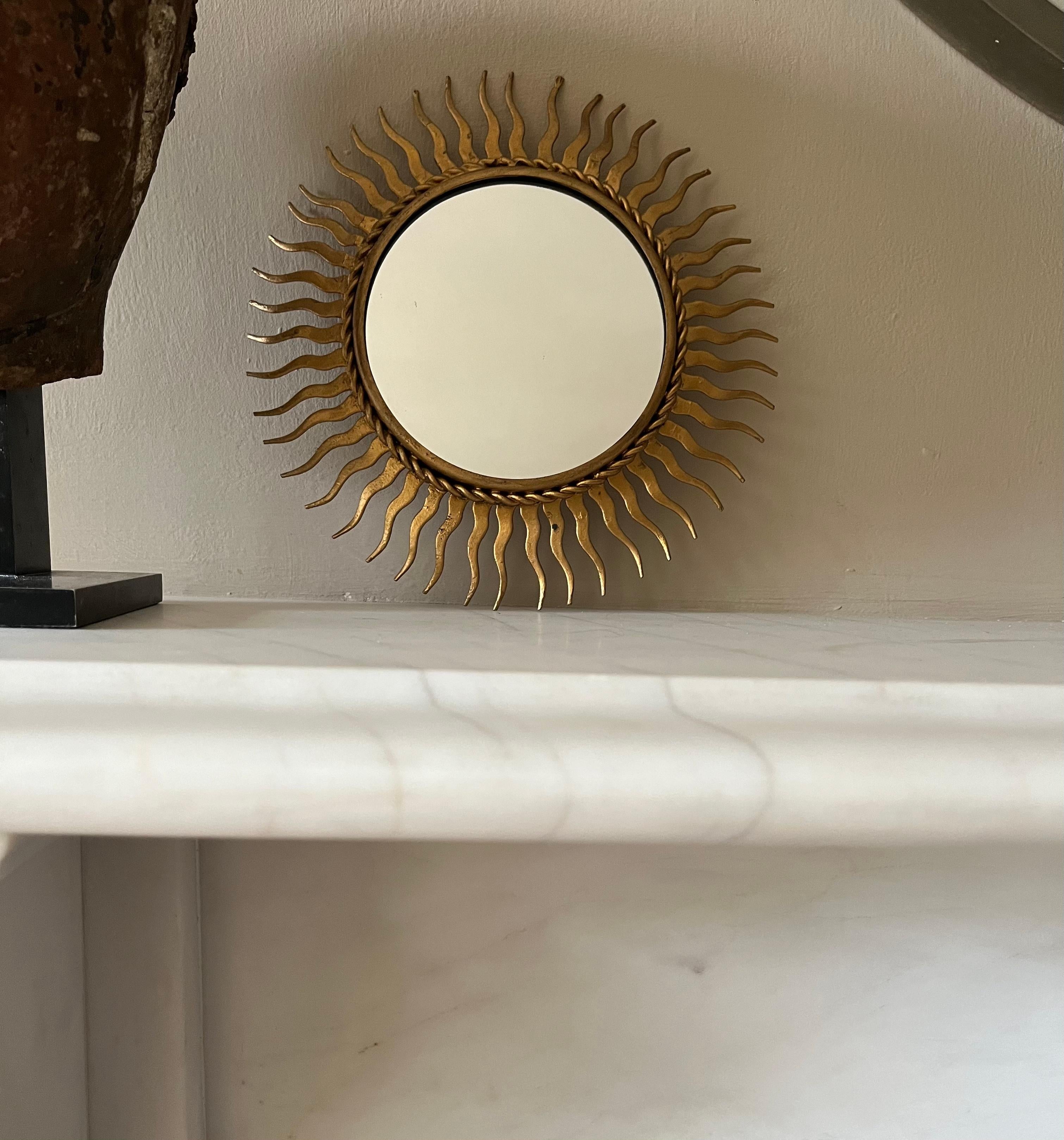 Kleiner französischer Starburst-Spiegel aus vergoldetem Metall (20. Jahrhundert)