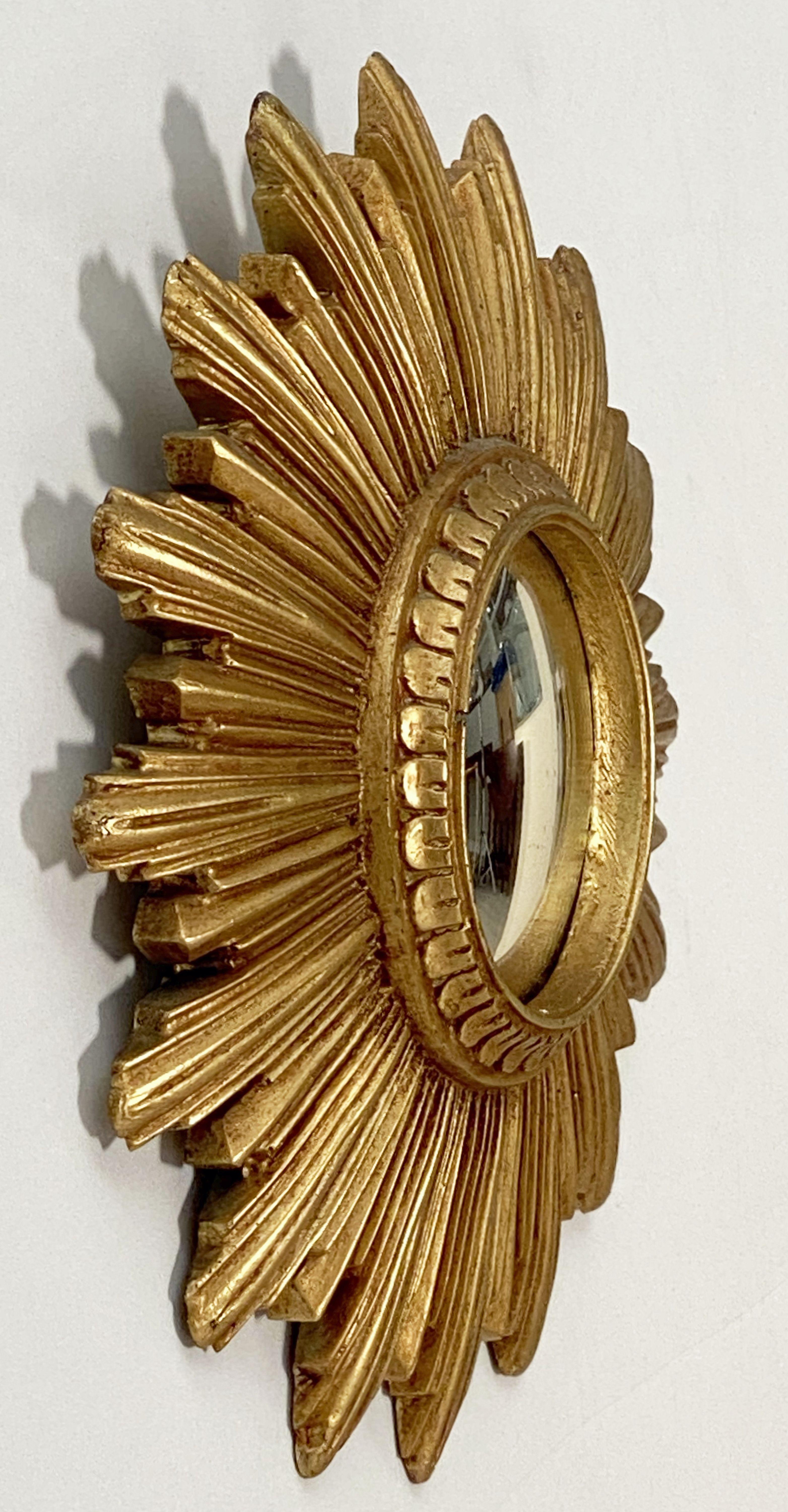 A lovely French gilt sunburst (or starburst) mirror with round convex mirrored glass center in moulded resin frame.

Measures: Diameter of 9 inches.