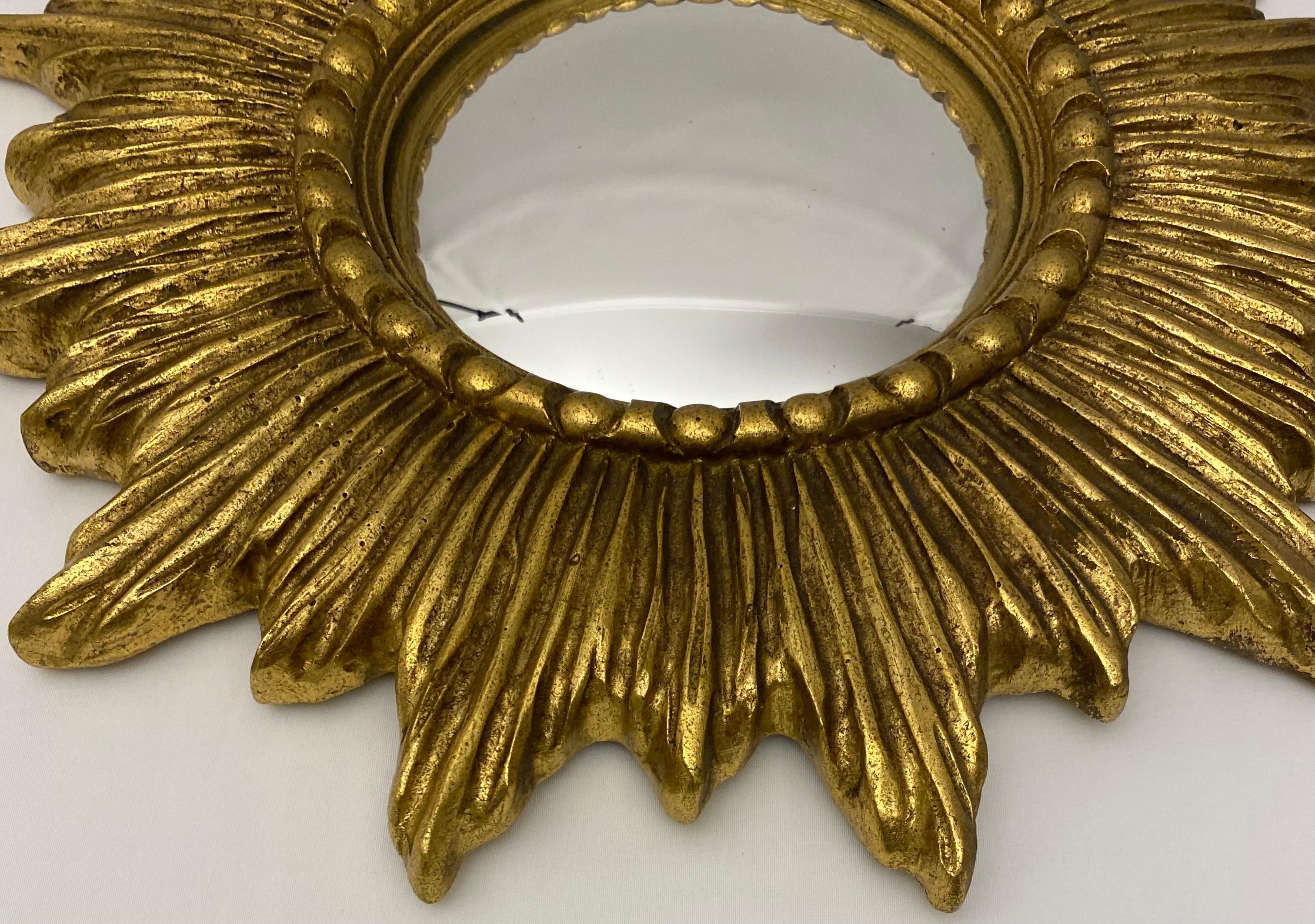 Hollywood Regency Petit miroir en bois doré français étoilé ou en forme d'étoile de soleil, diamètre 14 po. en vente