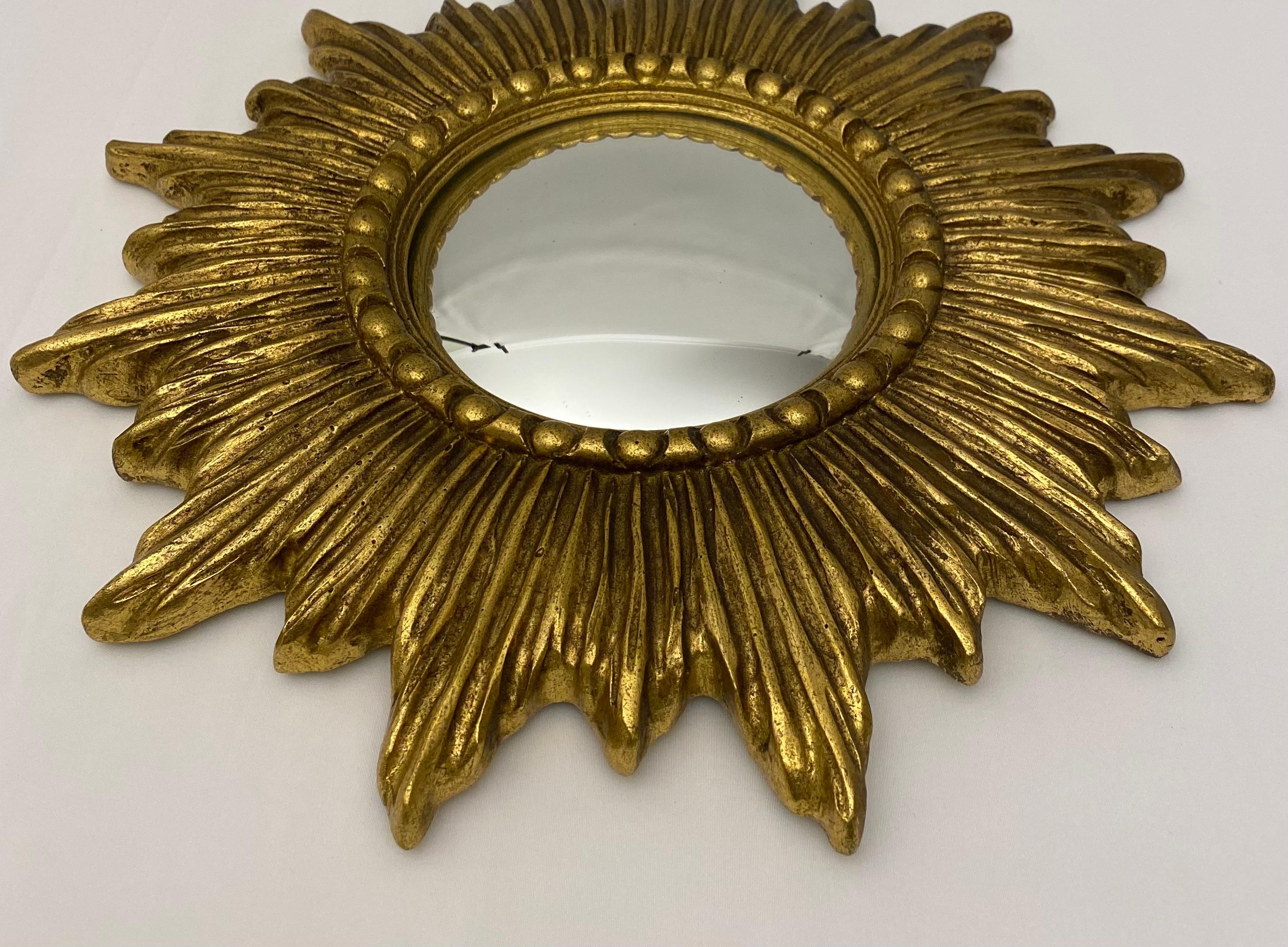 Petit miroir en bois doré français étoilé ou en forme d'étoile de soleil, diamètre 14 po. Bon état - En vente à Miami, FL