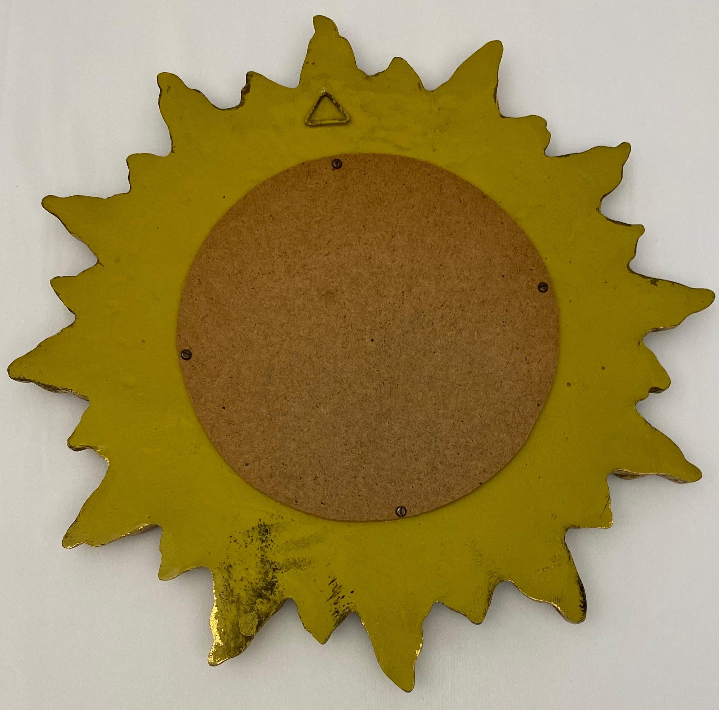 20ième siècle Petit miroir en bois doré français étoilé ou en forme d'étoile de soleil, diamètre 14 po. en vente