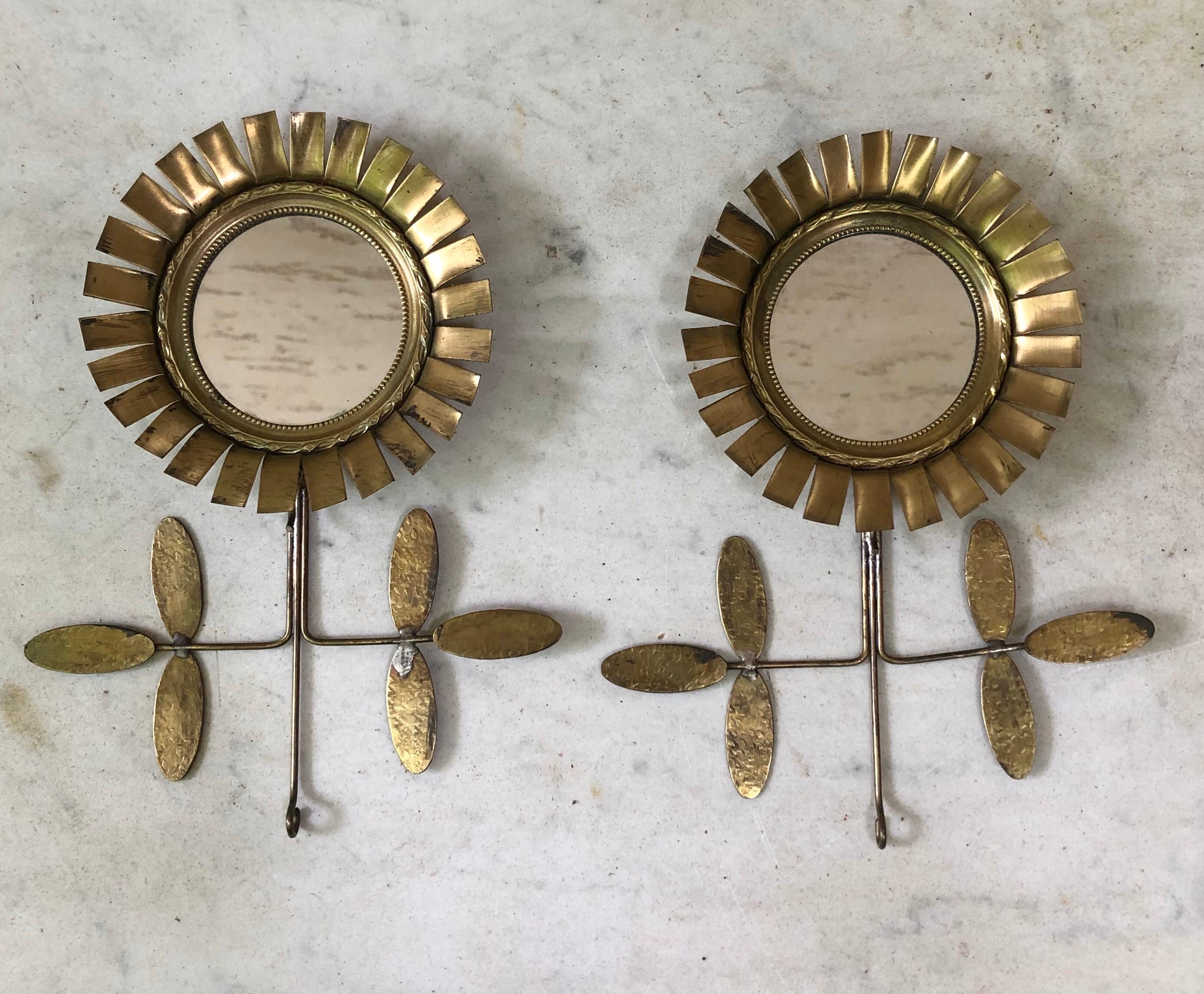 Small French gold metal flower mirror, circa 1960.
2 mirrors available.
Measures: Mirror diameter / 4.5 inches.
Total height / 8 inches.