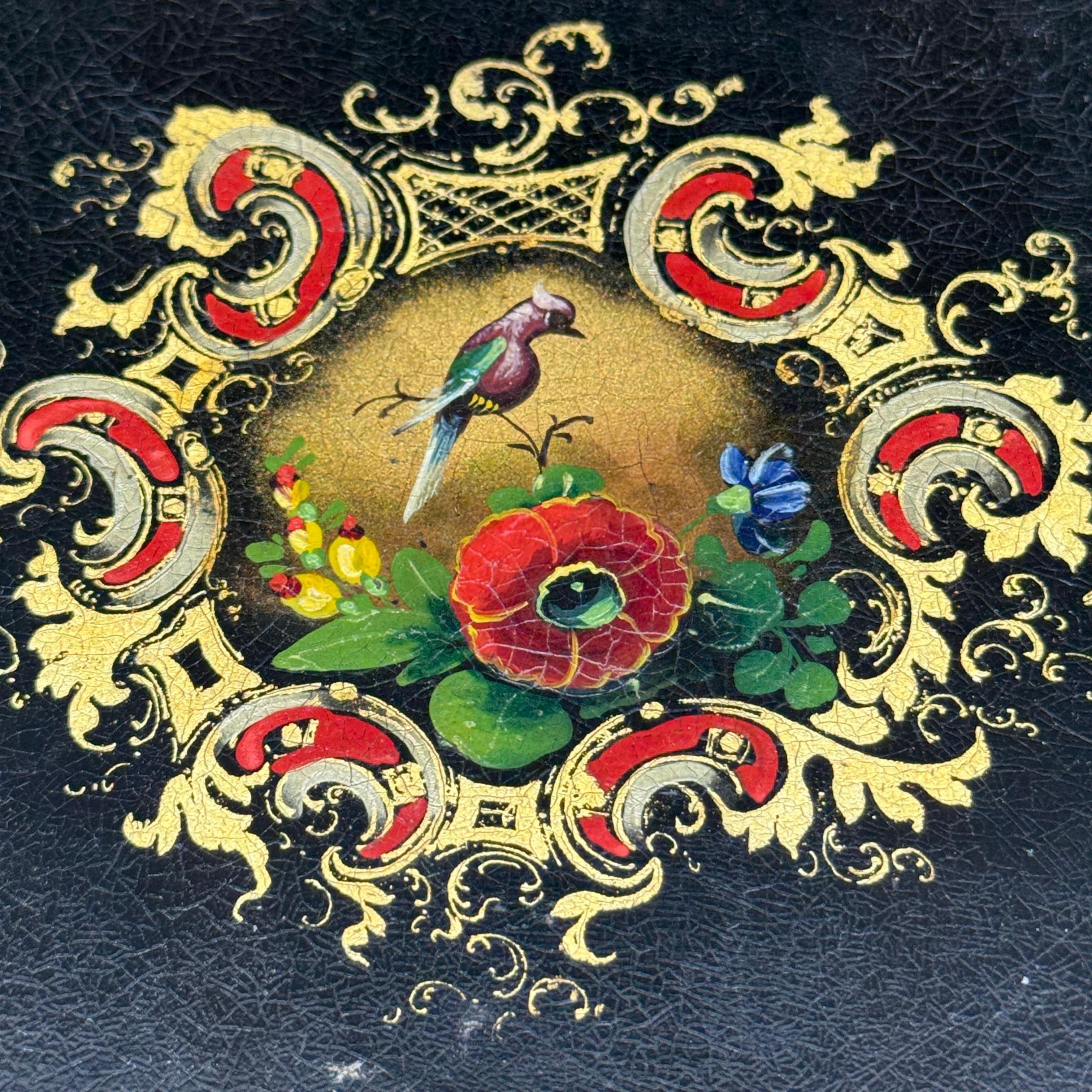 Kleine Französisch Hand gemalt Toleware Metalltablett mit Vogel (Handgefertigt) im Angebot