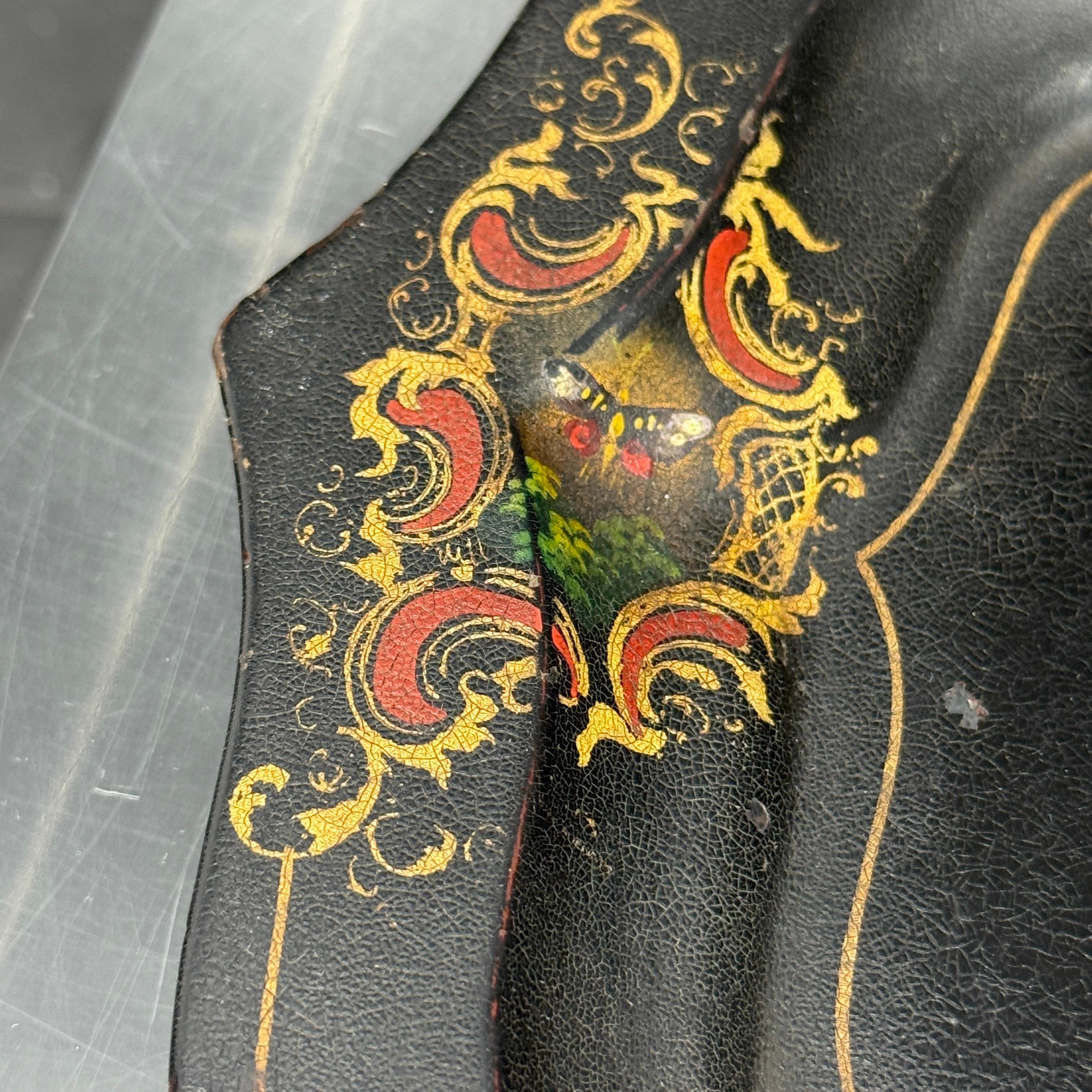 Kleine Französisch Hand gemalt Toleware Metalltablett mit Vogel (19. Jahrhundert) im Angebot
