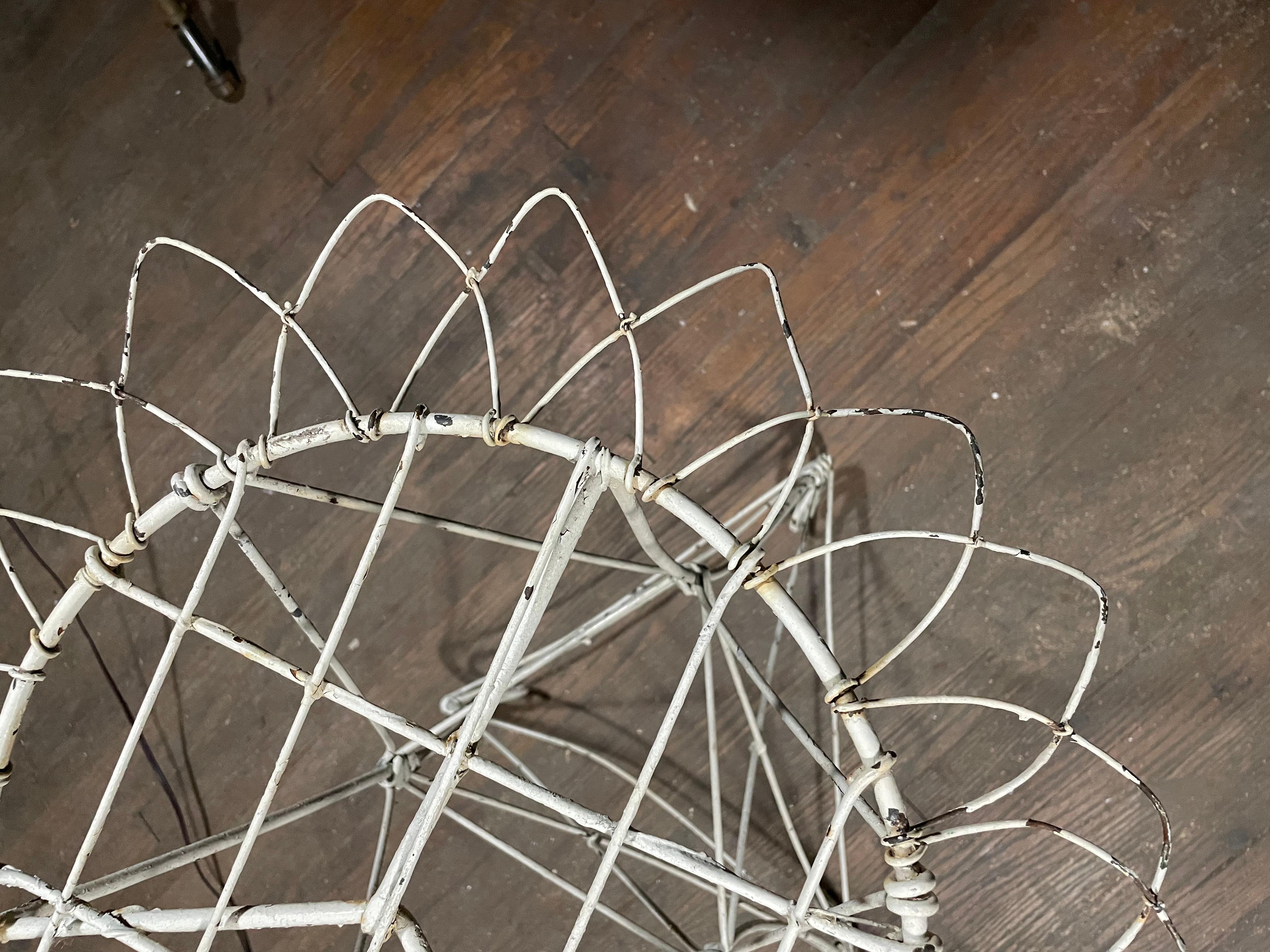 Petite table d'appoint en fil de fer peint en blanc en vente 9