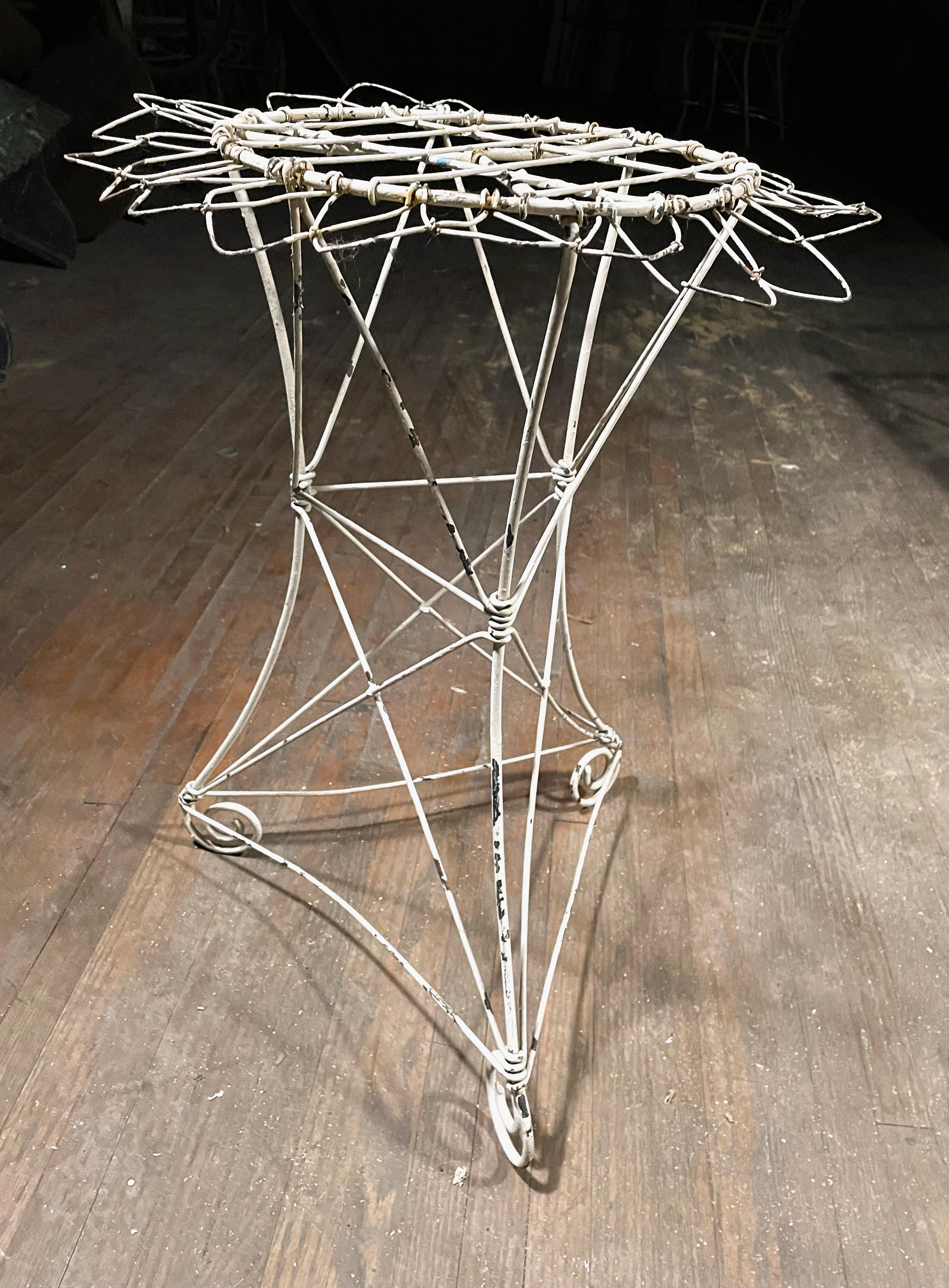 Peint Petite table d'appoint en fil de fer peint en blanc en vente