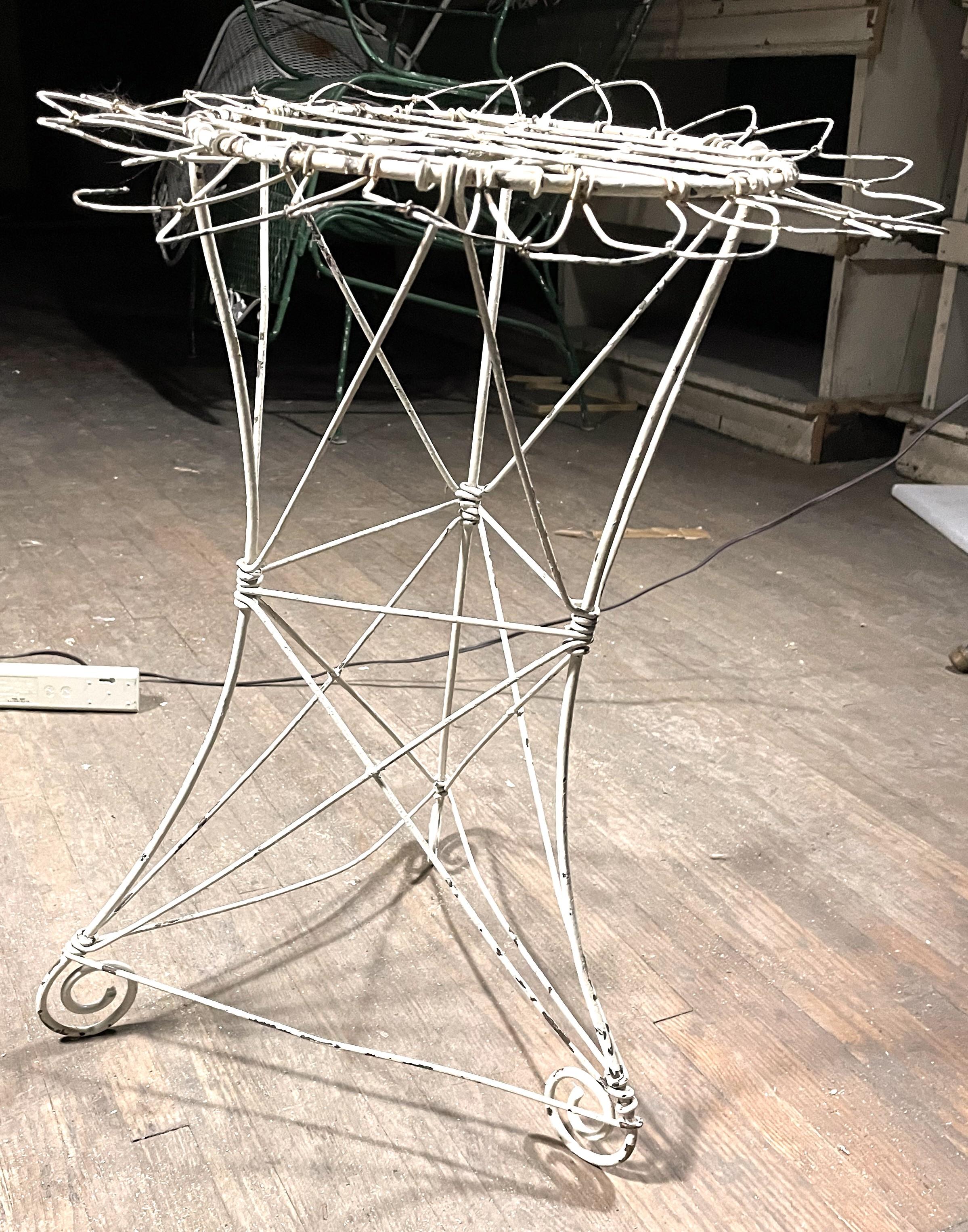 Petite table d'appoint en fil de fer peint en blanc État moyen - En vente à Clifton Forge, VA