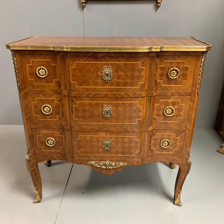A very good quality and very decorative French kingwood and geometric parquetry small commode of three drawers with fantastic original brass mounts and sabot mounts to the feet.

This is a very elegant chest with the slight proportions but also