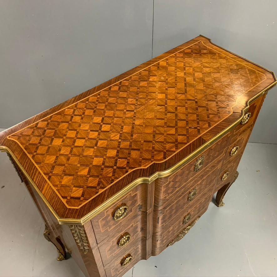 Small French Kingwood and Geometric Parquetry Commode with Brass Mounts In Good Condition In Uppingham, Rutland