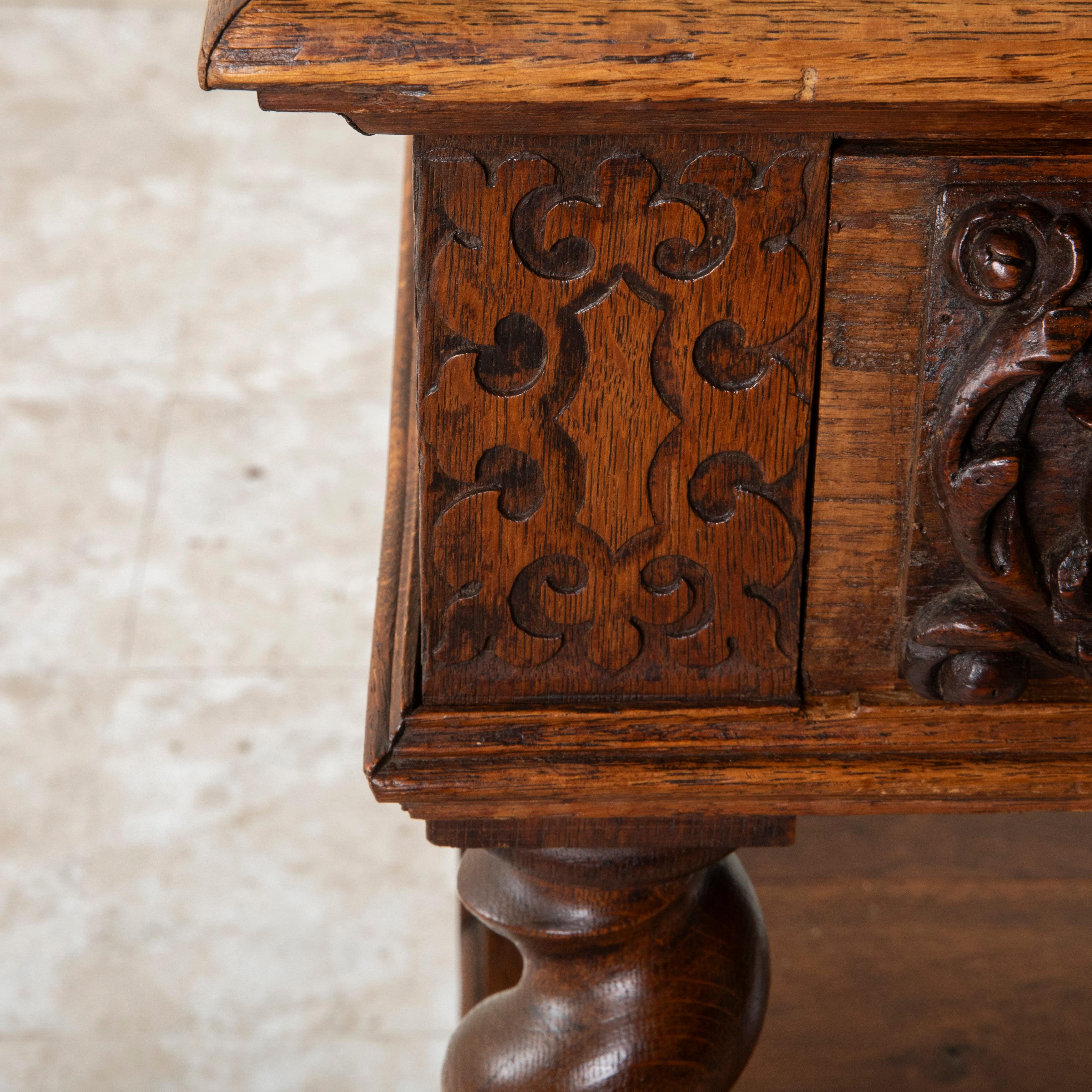 Piccolo buffet da dessert francese in stile Luigi XIII intagliato a mano in Oak, console del 1880 ca. in vendita 3